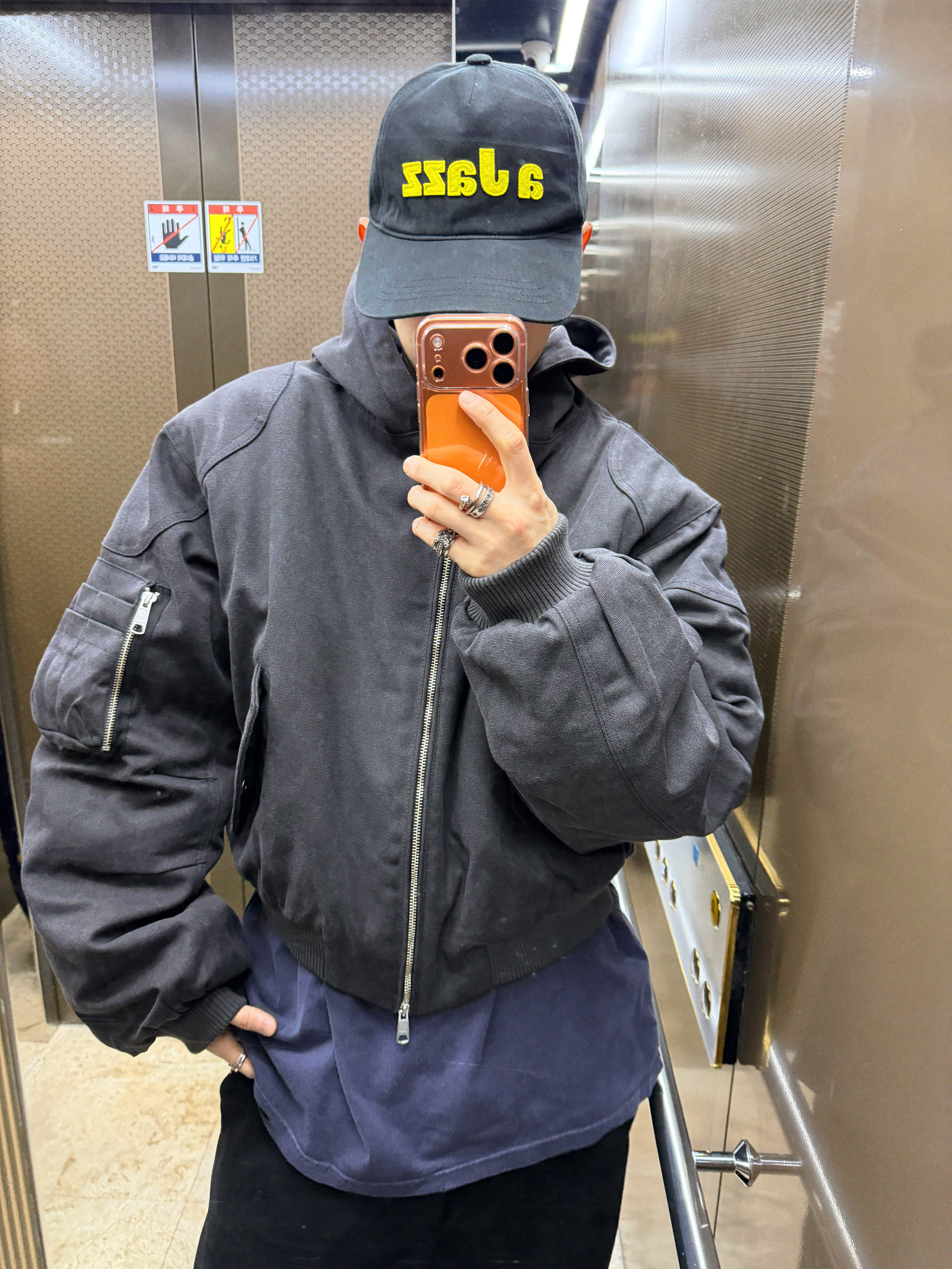 ROARINGRAD Washed Hooded Bomber Ash Black 착용 스타일 - 1