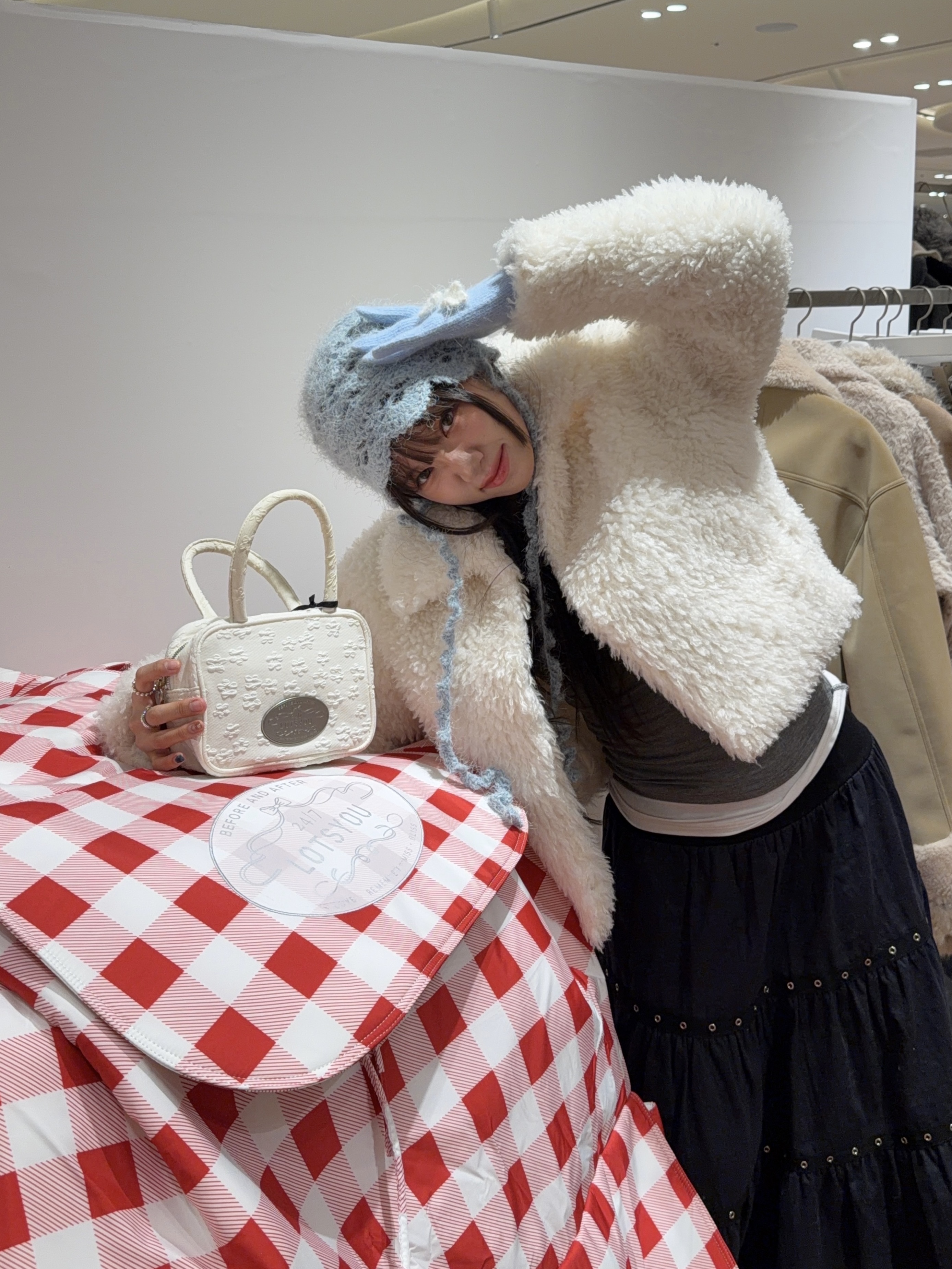 LOTS YOU Lumpy Bumpy Tote Bag White 착용 스타일 - 2