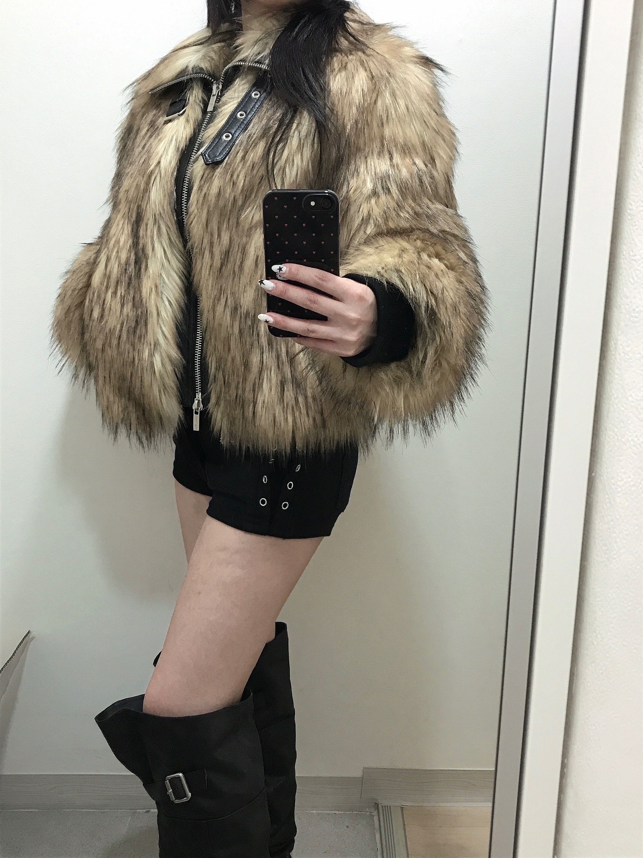 (W) Matin Kim Neck Buckle Crop Fur Jumper Beige, (W) Matin Kim Neck Buckle Crop Fur Jumper Ivory 착용 스타일 - 1