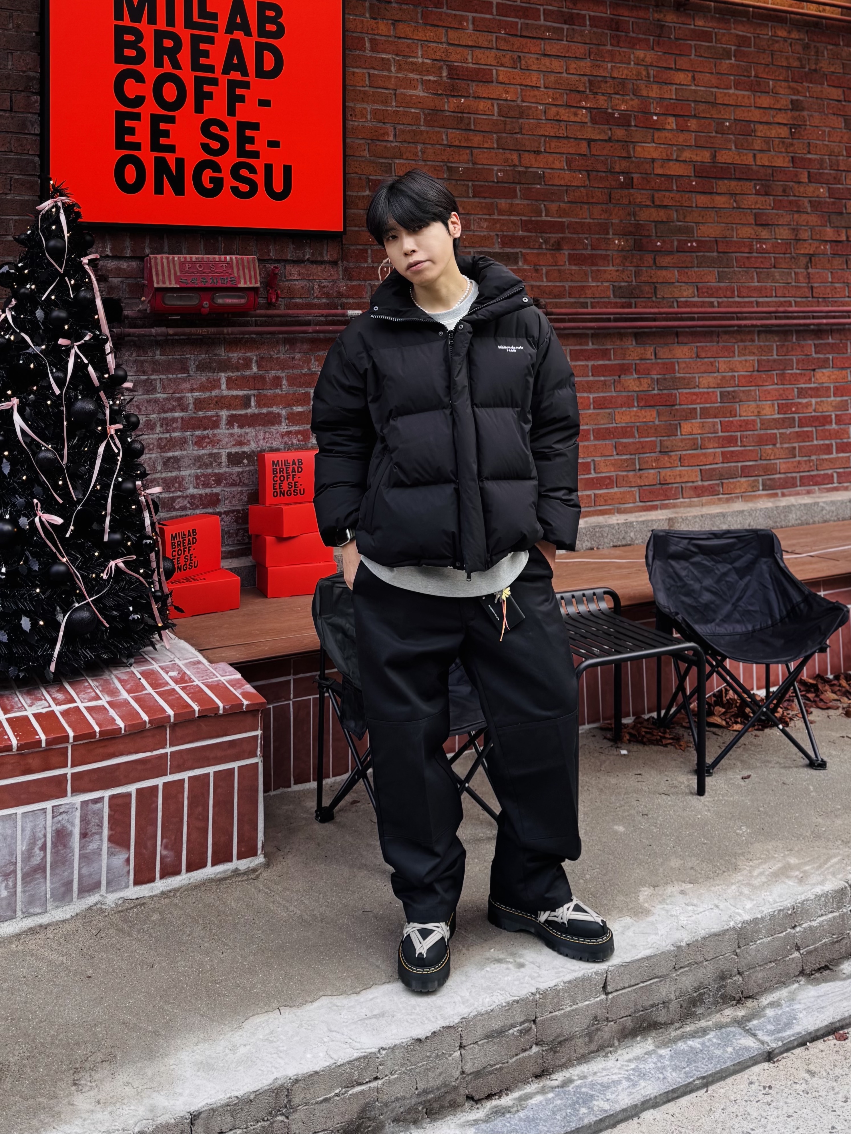 Dr. Martens x Rick Owens 1460 Quad Sole Mega Lace Boots Black, Dickies Loose Fit Double Knee Work Pants Black 착용 스타일 - 4