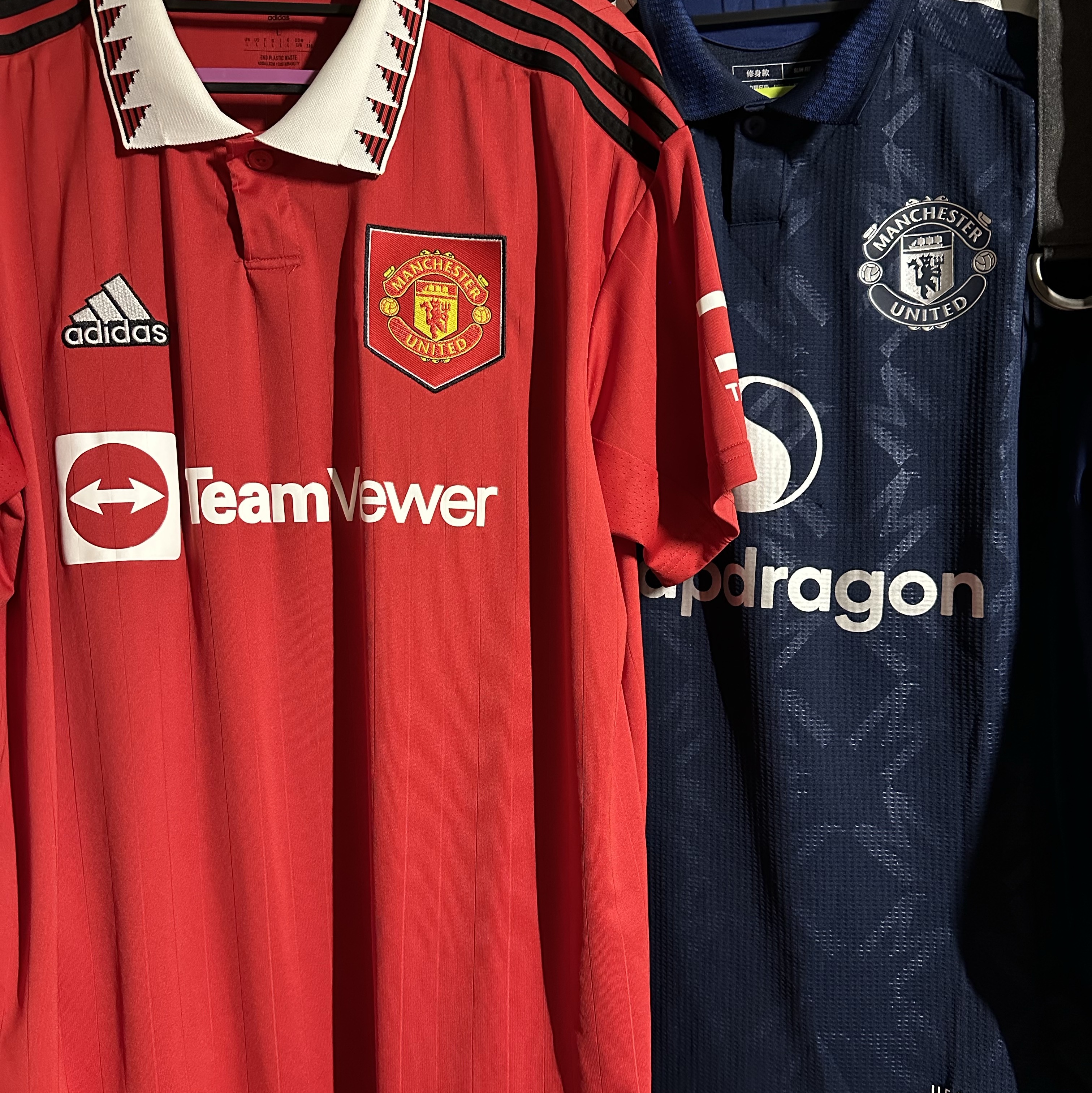 Adidas Manchester United 2022/23 Home Jersey Real Red - US Sizing (Non Marking Ver.), Adidas Manchester United 2024/25 Away Jersey Night Indigo - KR Sizing (Non Marking Ver.) 착용 스타일