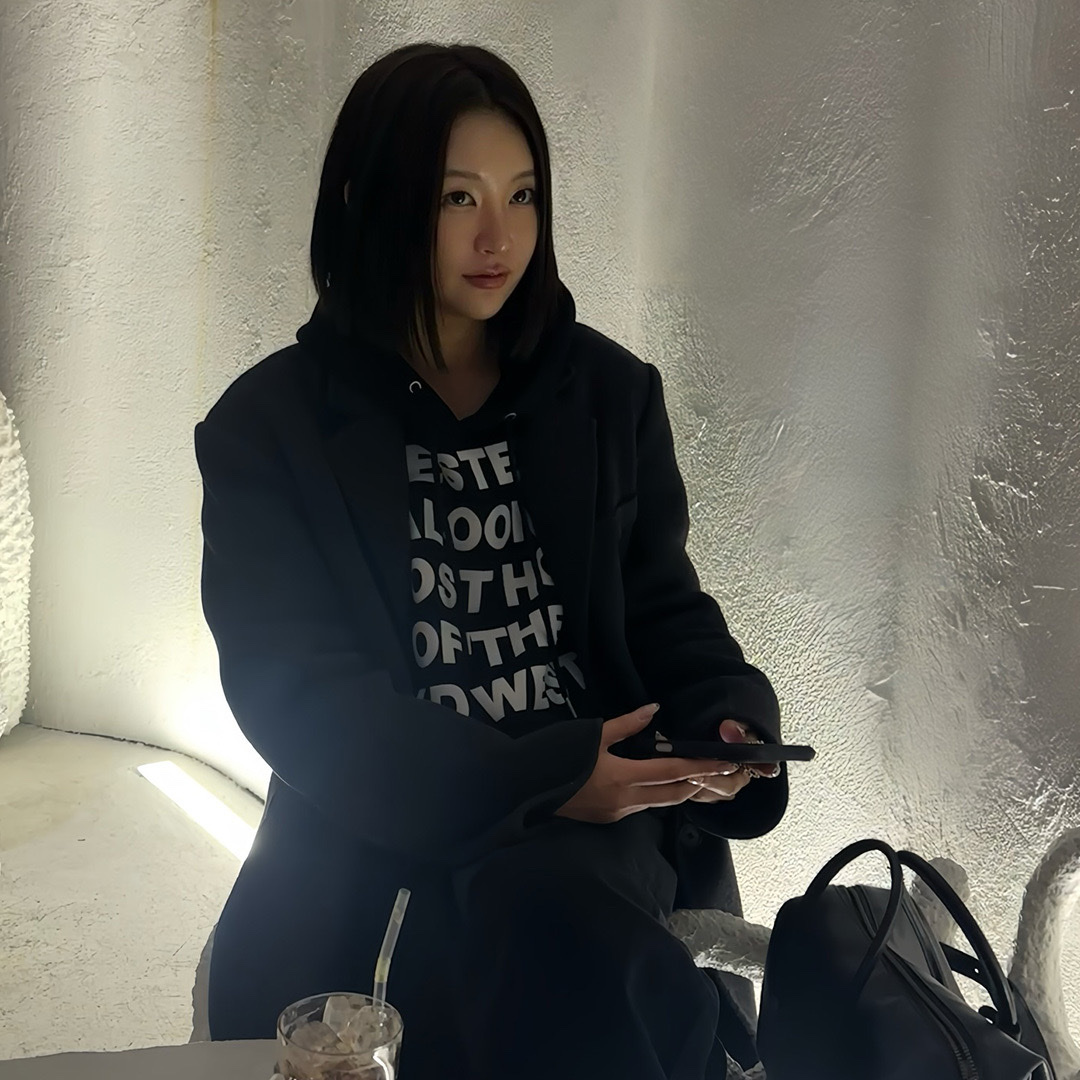 Thevinylhouse Typo Hoodie Black 착용 스타일