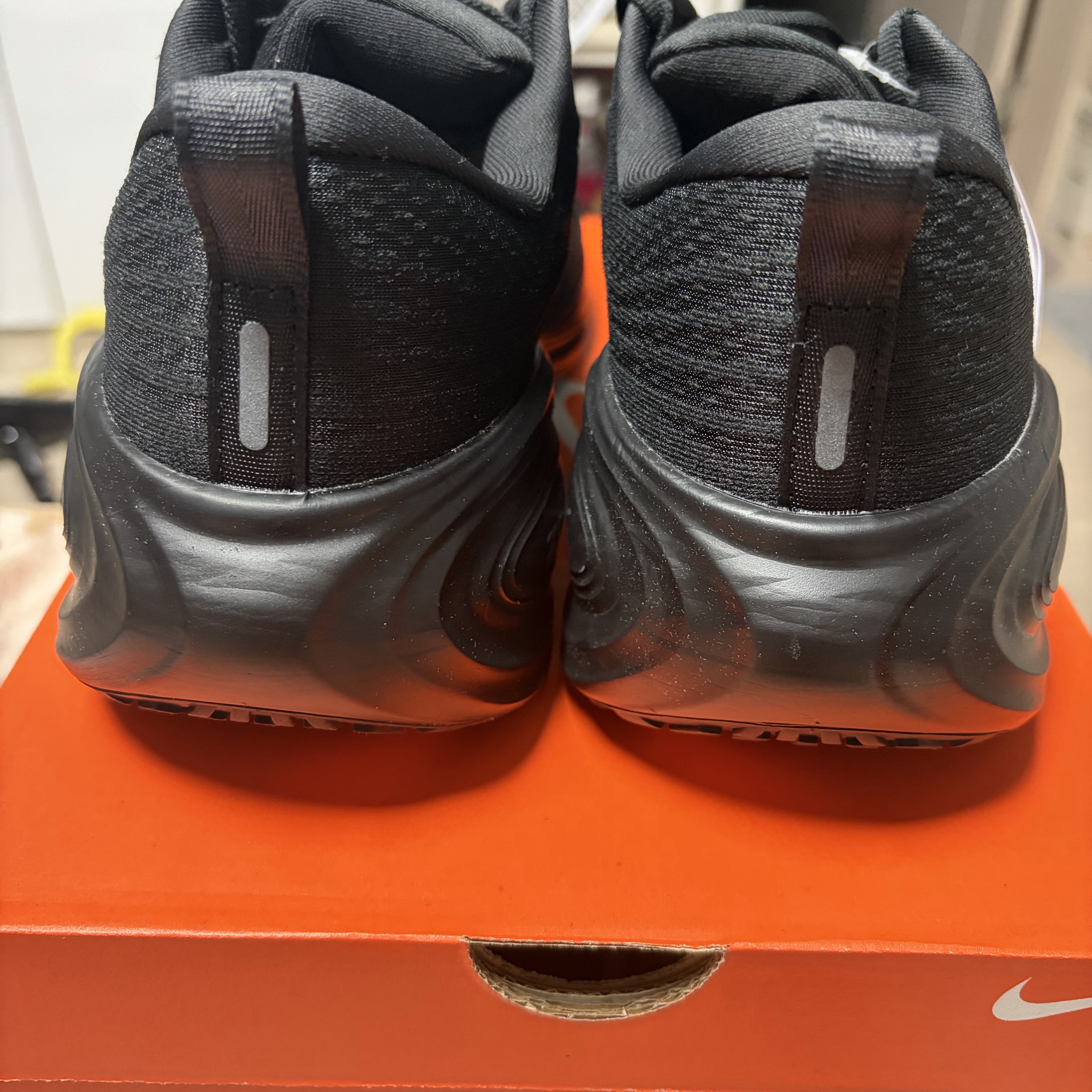 Nike Vomero Plus Black Metallic Dark Grey 착용 스타일 - 5