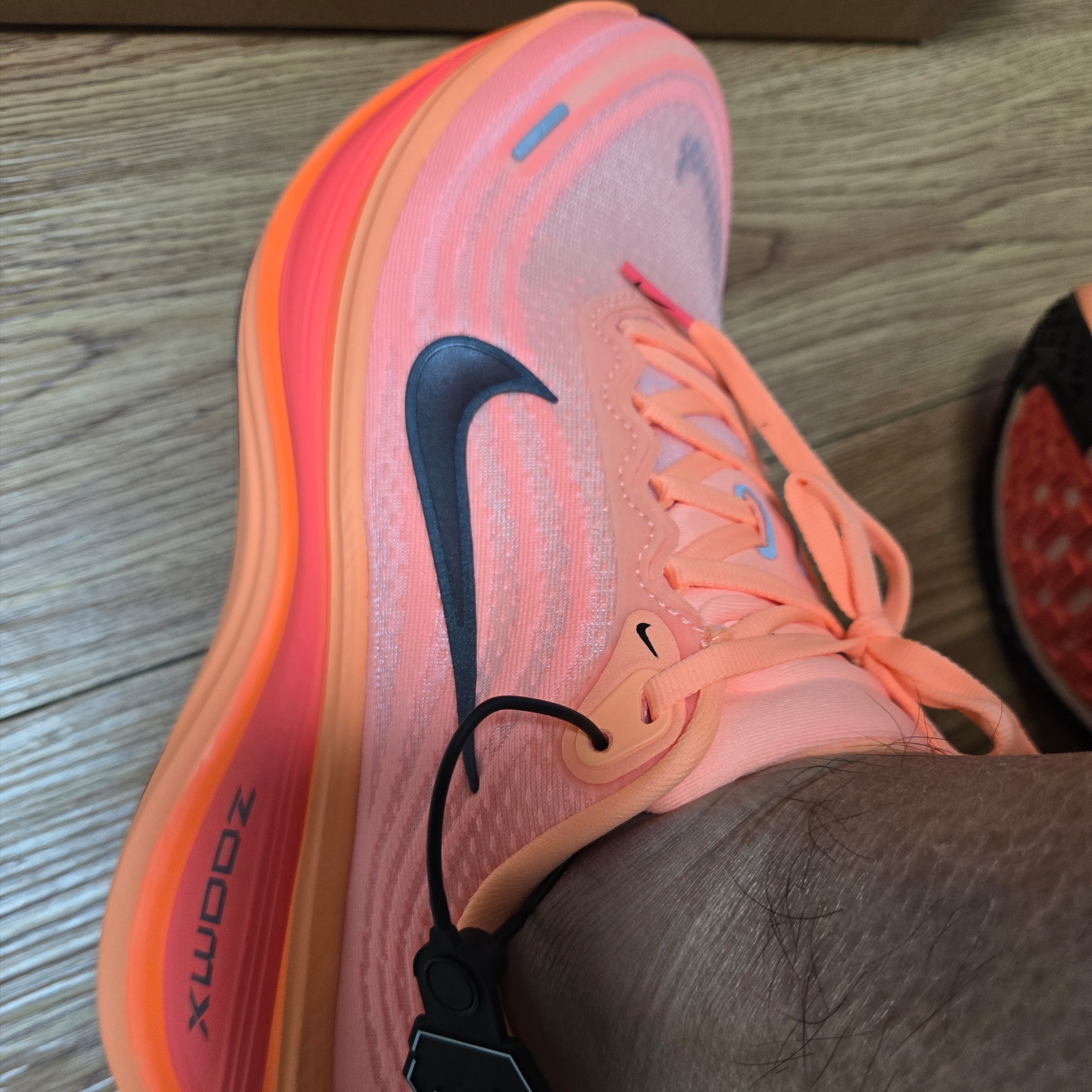 Nike Vomero Plus Orange Pulse Hot Lava 착용 스타일 - 5