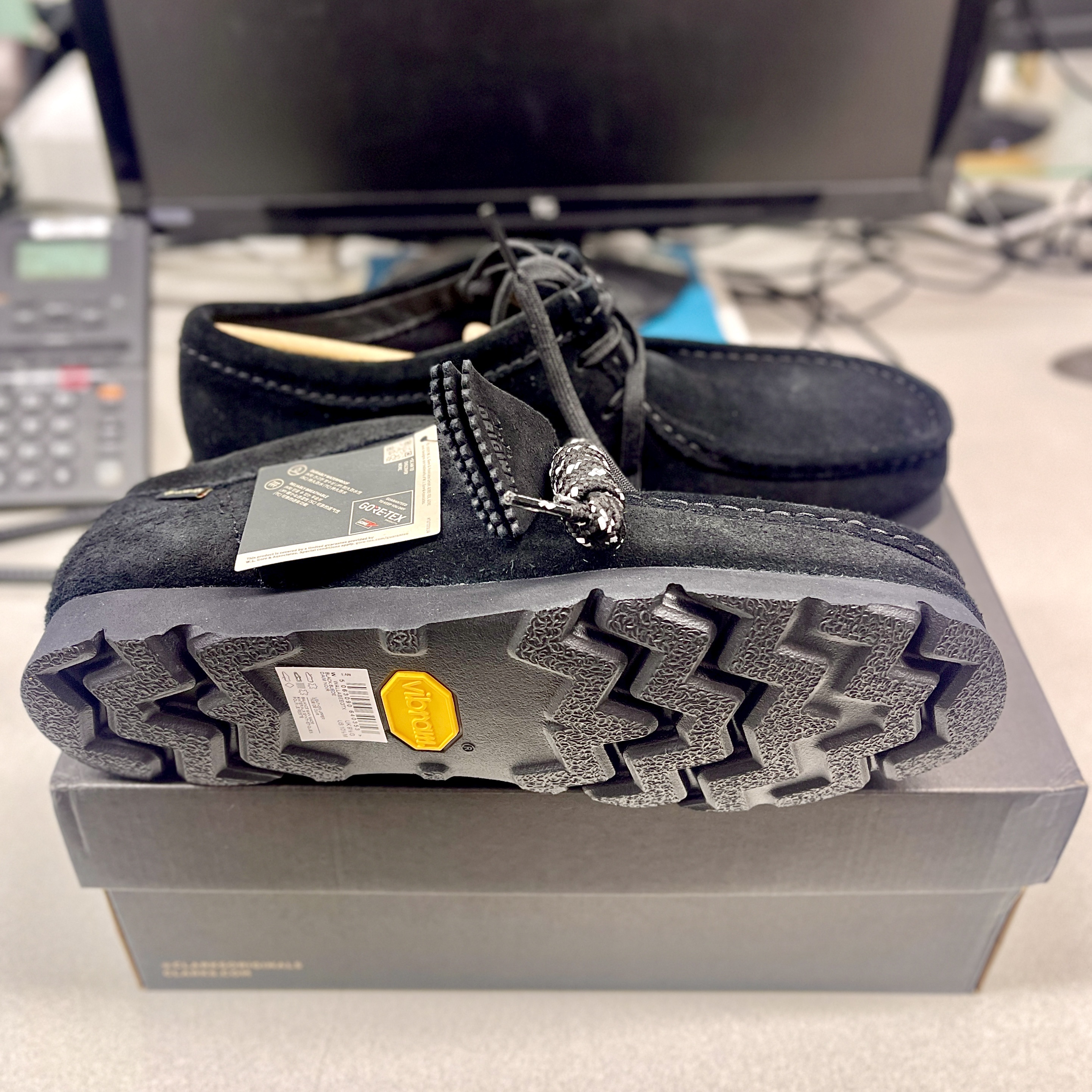 Clarks Wallabee Gore-Tex Black Suede 착용 스타일 - 3