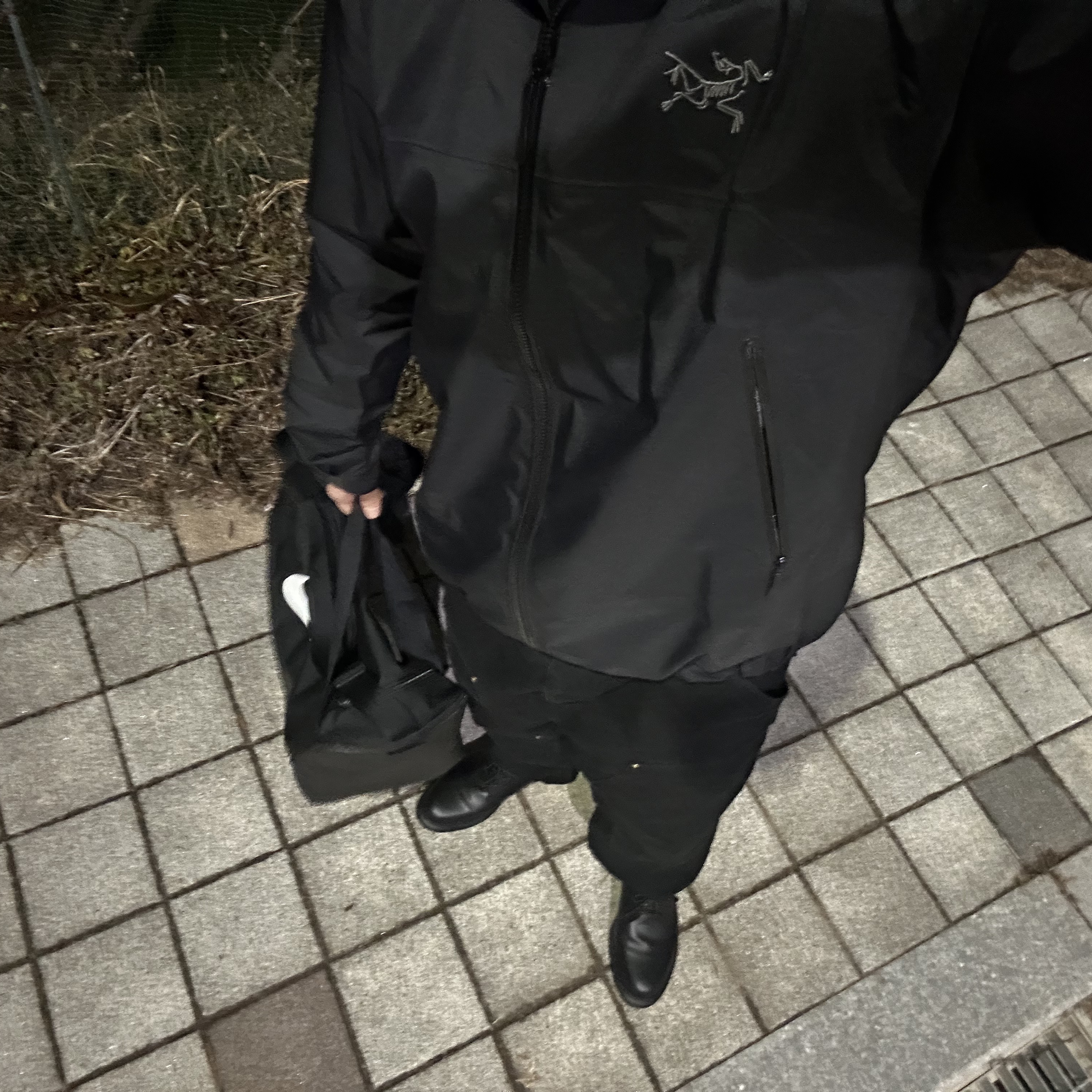 Arc'teryx Beta Jacket Black, Dr. Martens 1461 Mono Black 착용 스타일
