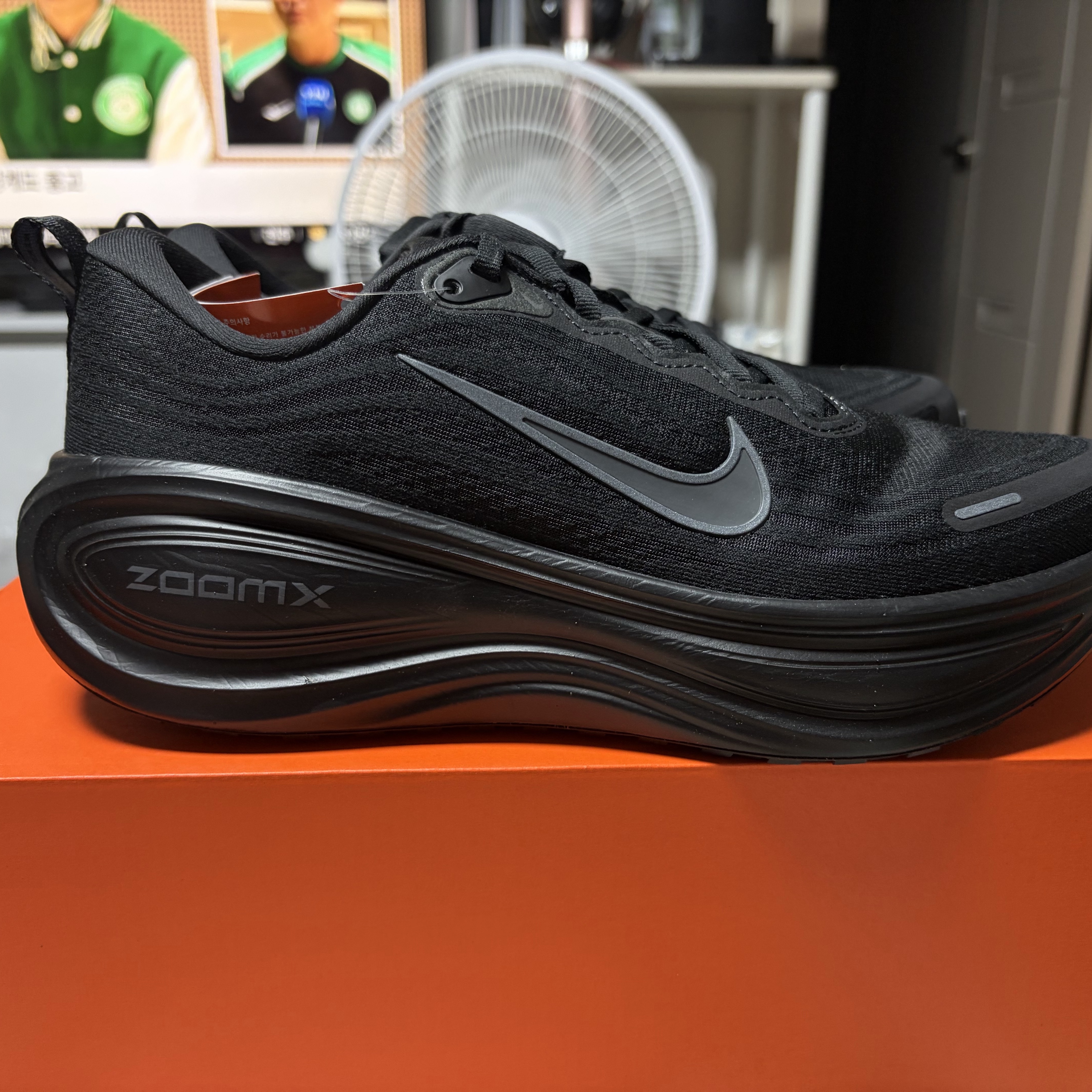 Nike Vomero Plus Black Metallic Dark Grey 착용 스타일 - 3