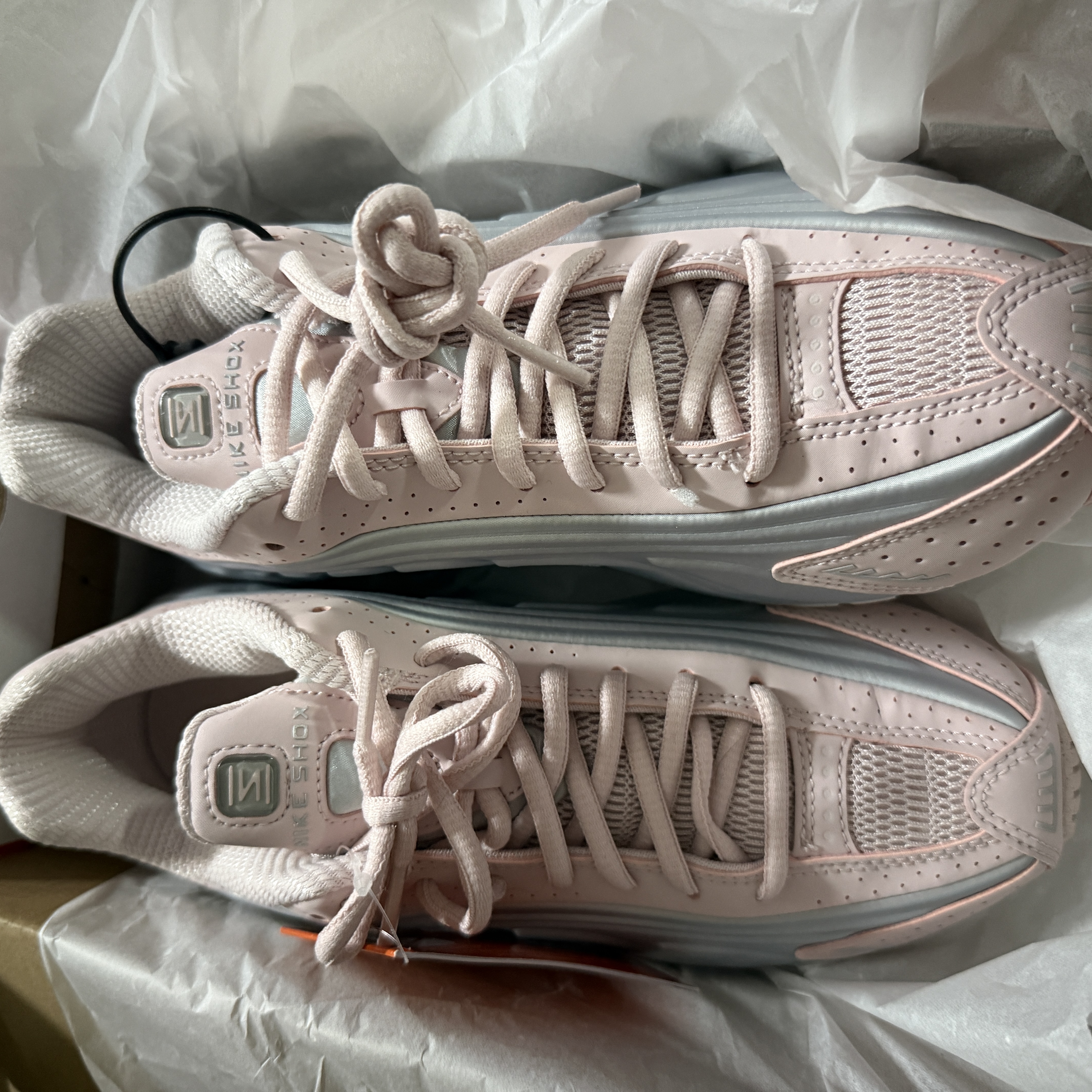 (W) Nike Shox R4 Barely Rose Metallic Platinum 착용 스타일