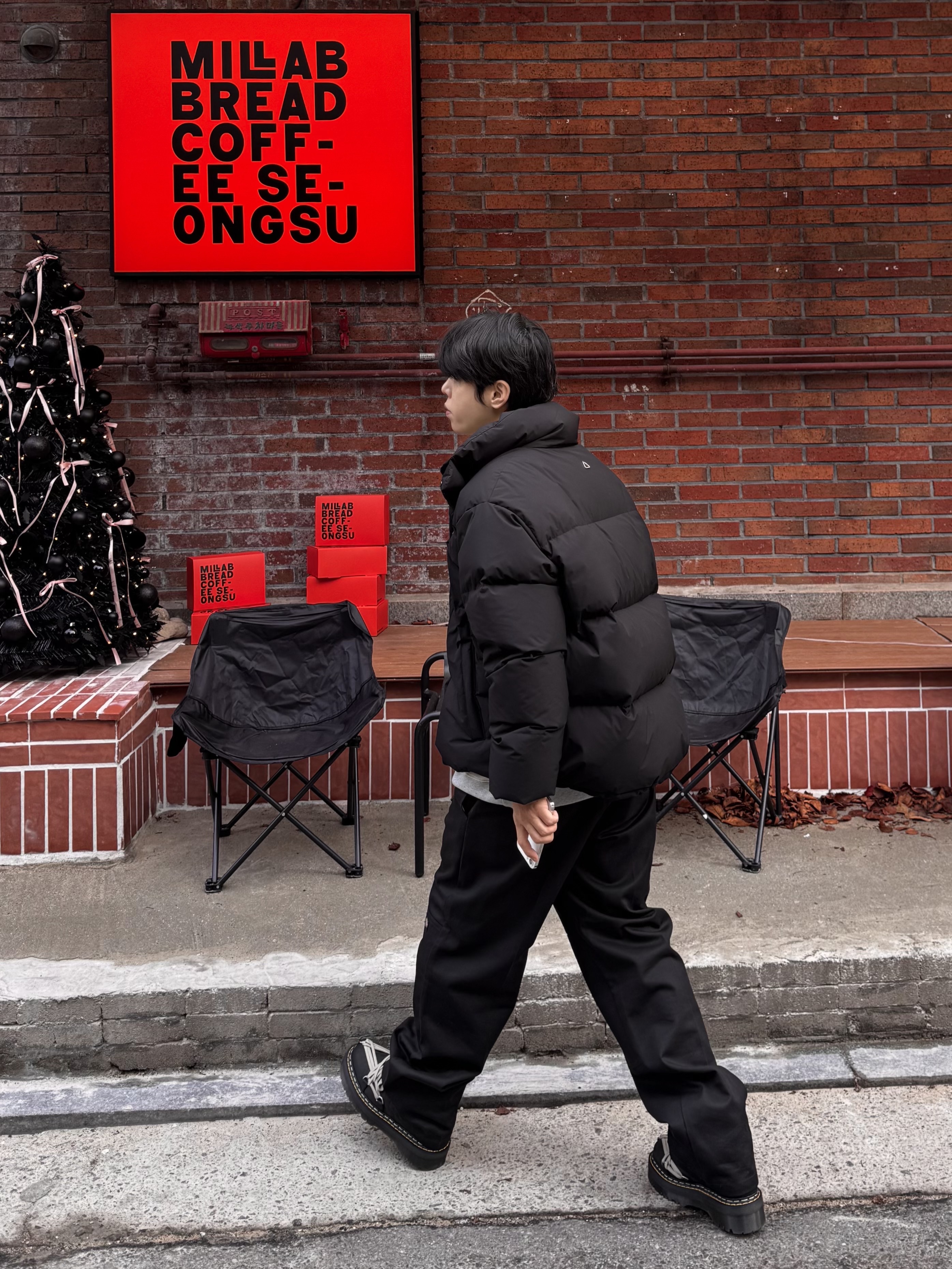 Dr. Martens x Rick Owens 1460 Quad Sole Mega Lace Boots Black, Dickies Loose Fit Double Knee Work Pants Black 착용 스타일 - 6
