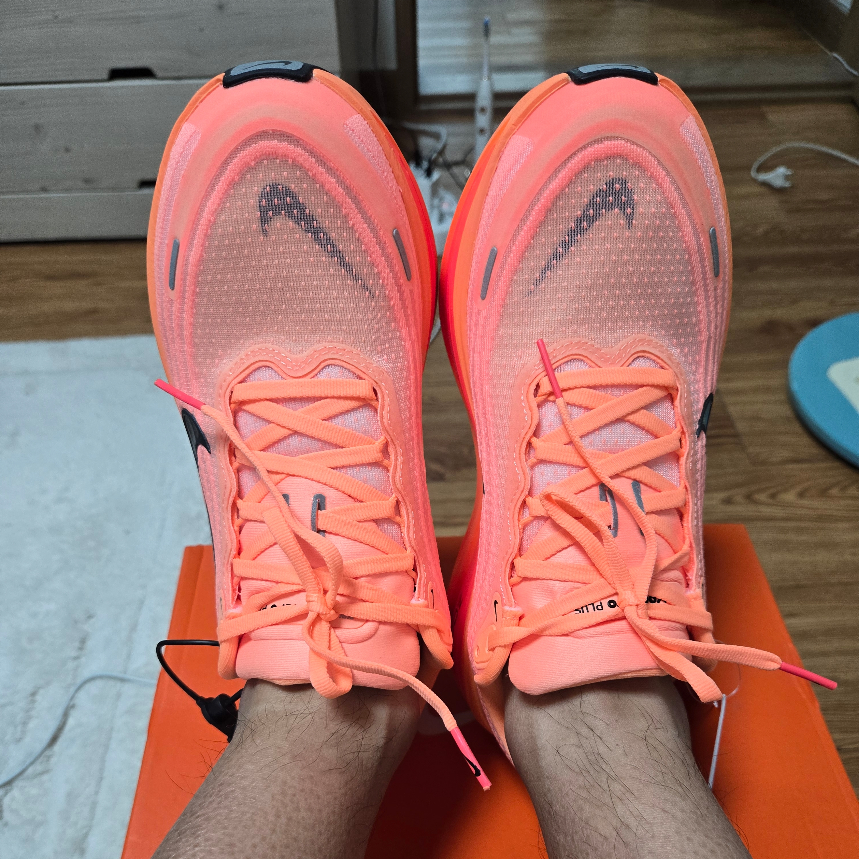 Nike Vomero Plus Orange Pulse Hot Lava 착용 스타일 - 3