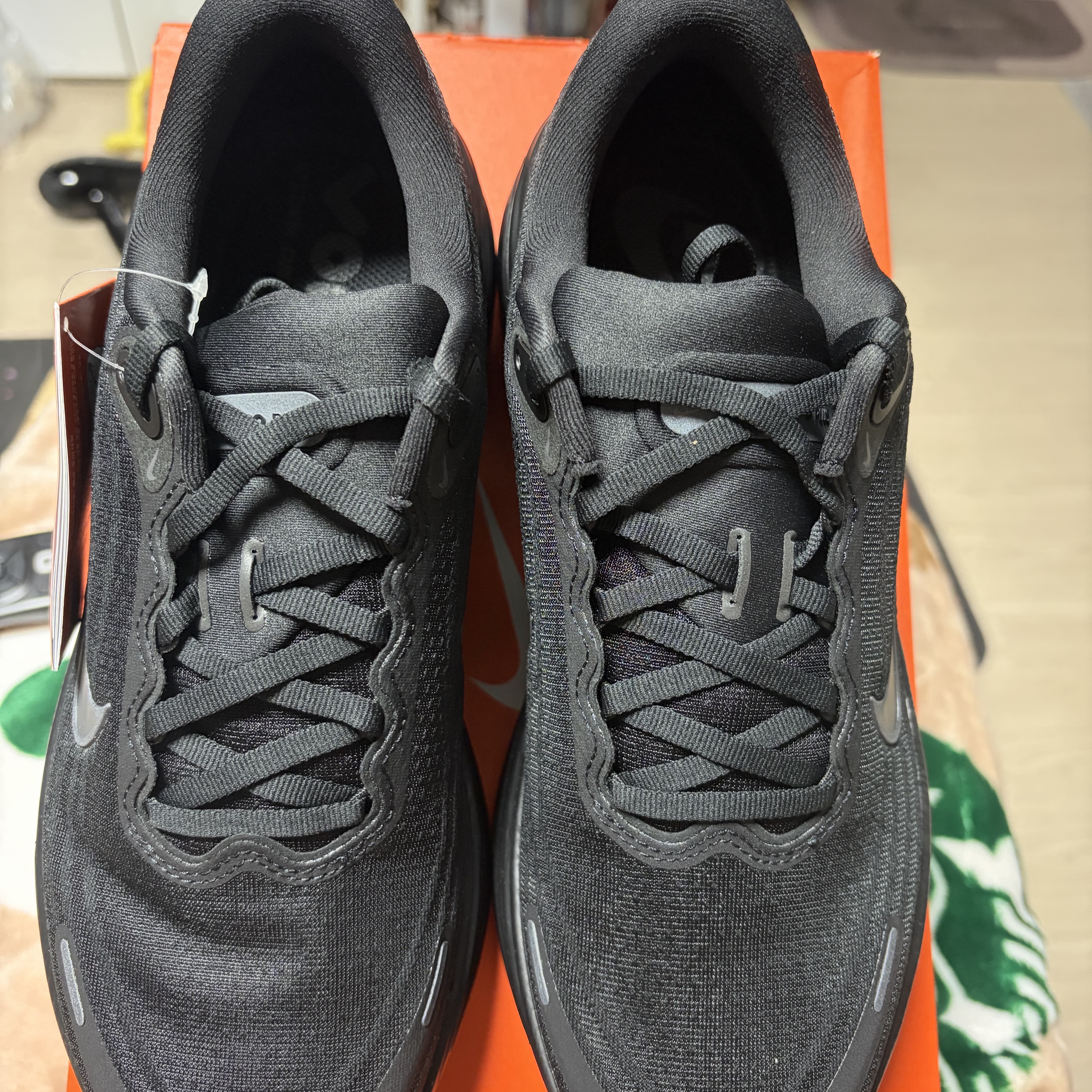 Nike Vomero Plus Black Metallic Dark Grey 착용 스타일 - 4