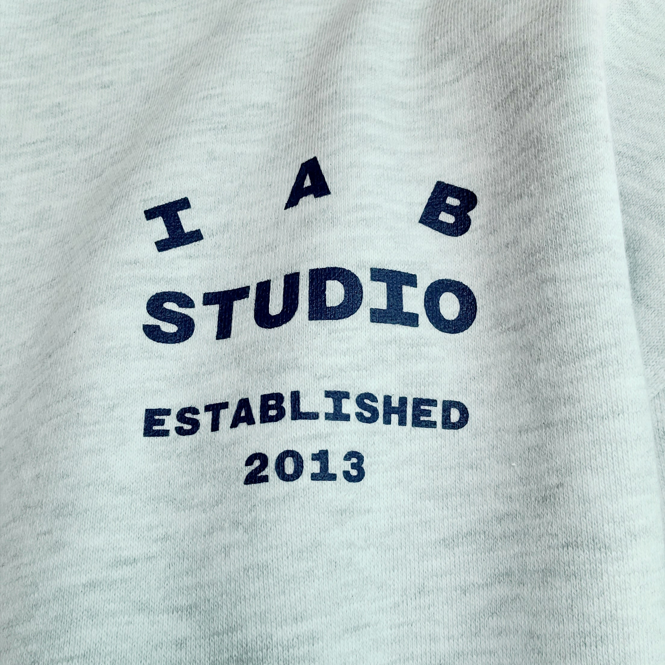 IAB Studio 25 Hoodie Light Gray Navy 착용 스타일 - 3