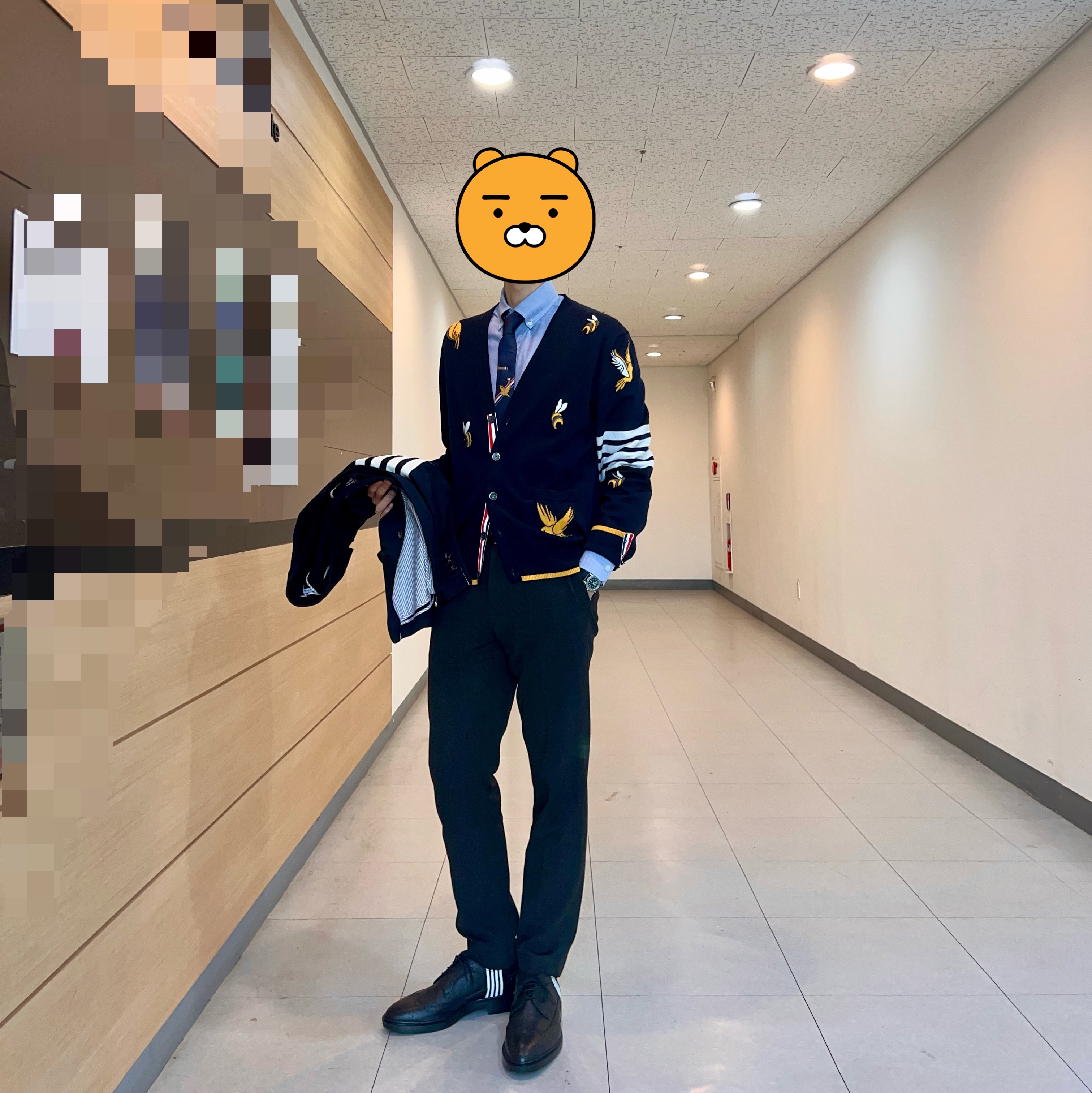 Thom Browne Cotton Merino Birds & Bees 4-Bar V-Neck Cardigan Navy, Thom Browne Cotton Unconstructed Single Breasted 4-Bar Classic Jacket Navy 착용 스타일 - 5