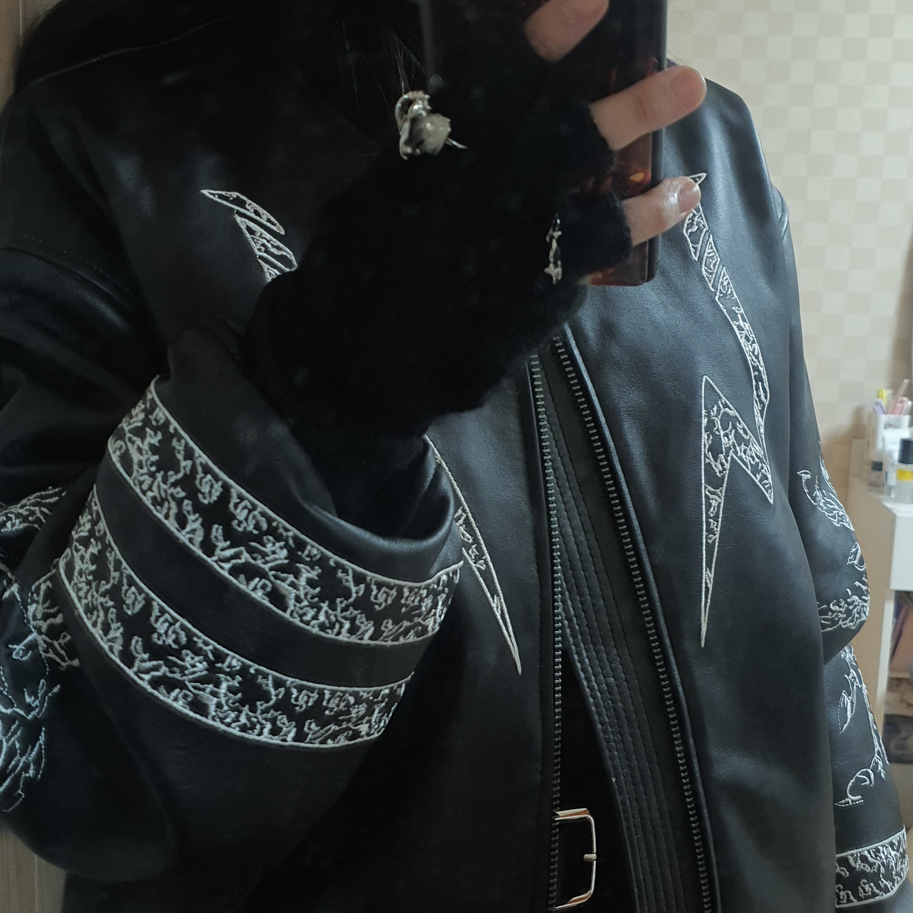 JUJUTSU KAISEN Undermycar Ryomen Sukuna Embroidered Leather Bomber Black 착용 스타일 - 2