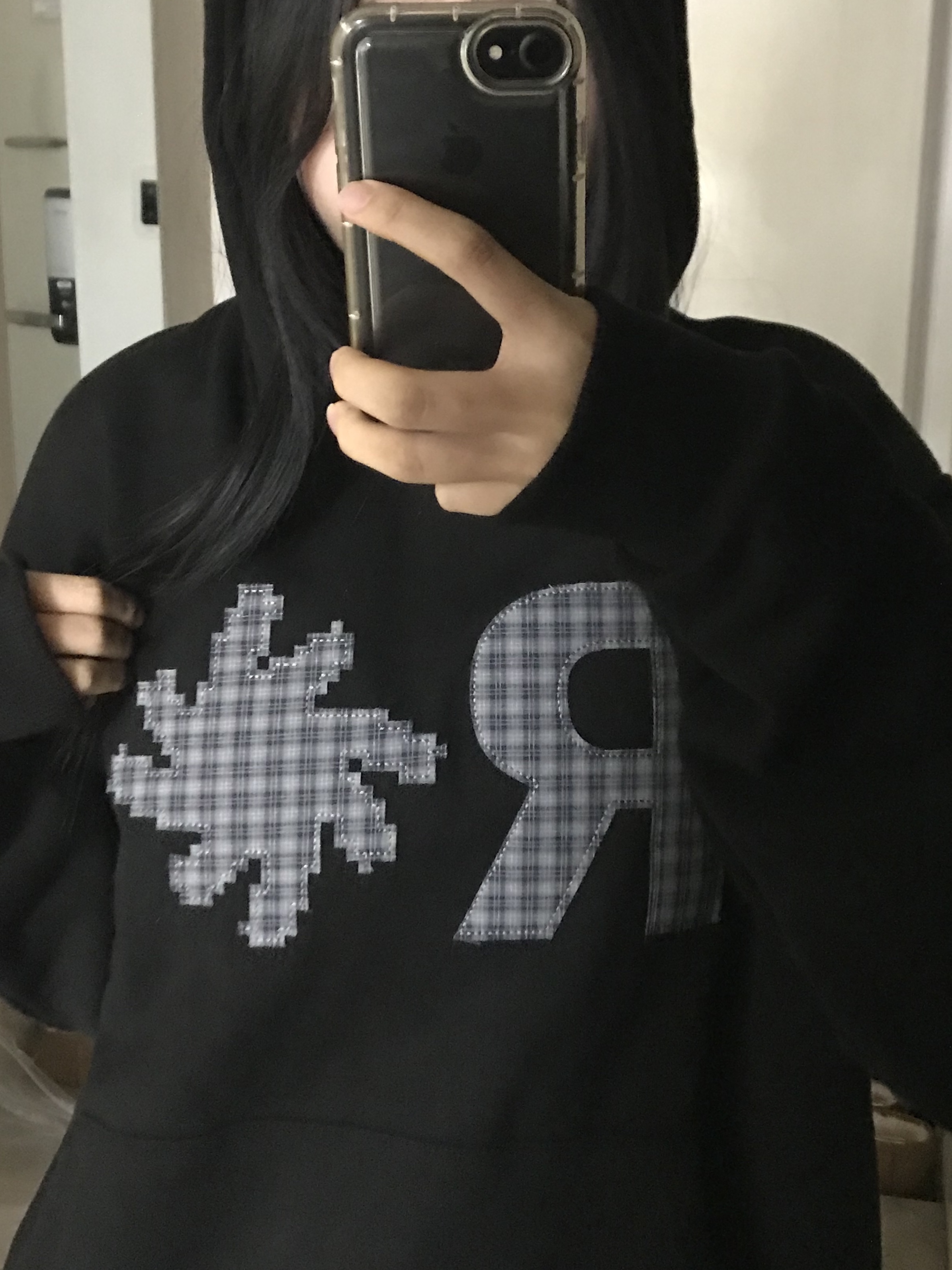 SLOW RECORD HOUSE Check Patch Hoodie Black 착용 스타일 - 1