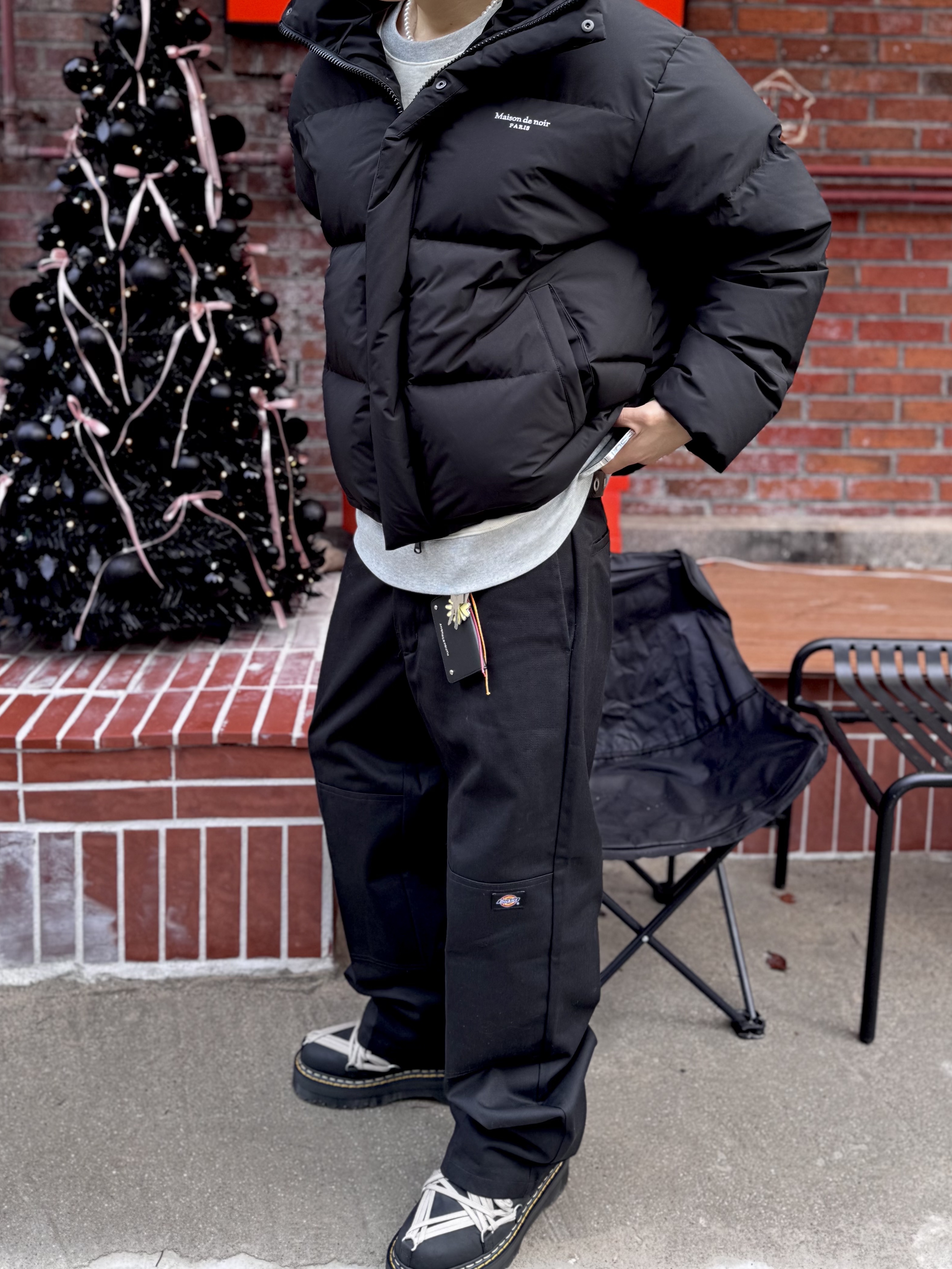 Dr. Martens x Rick Owens 1460 Quad Sole Mega Lace Boots Black, Dickies Loose Fit Double Knee Work Pants Black 착용 스타일 - 2