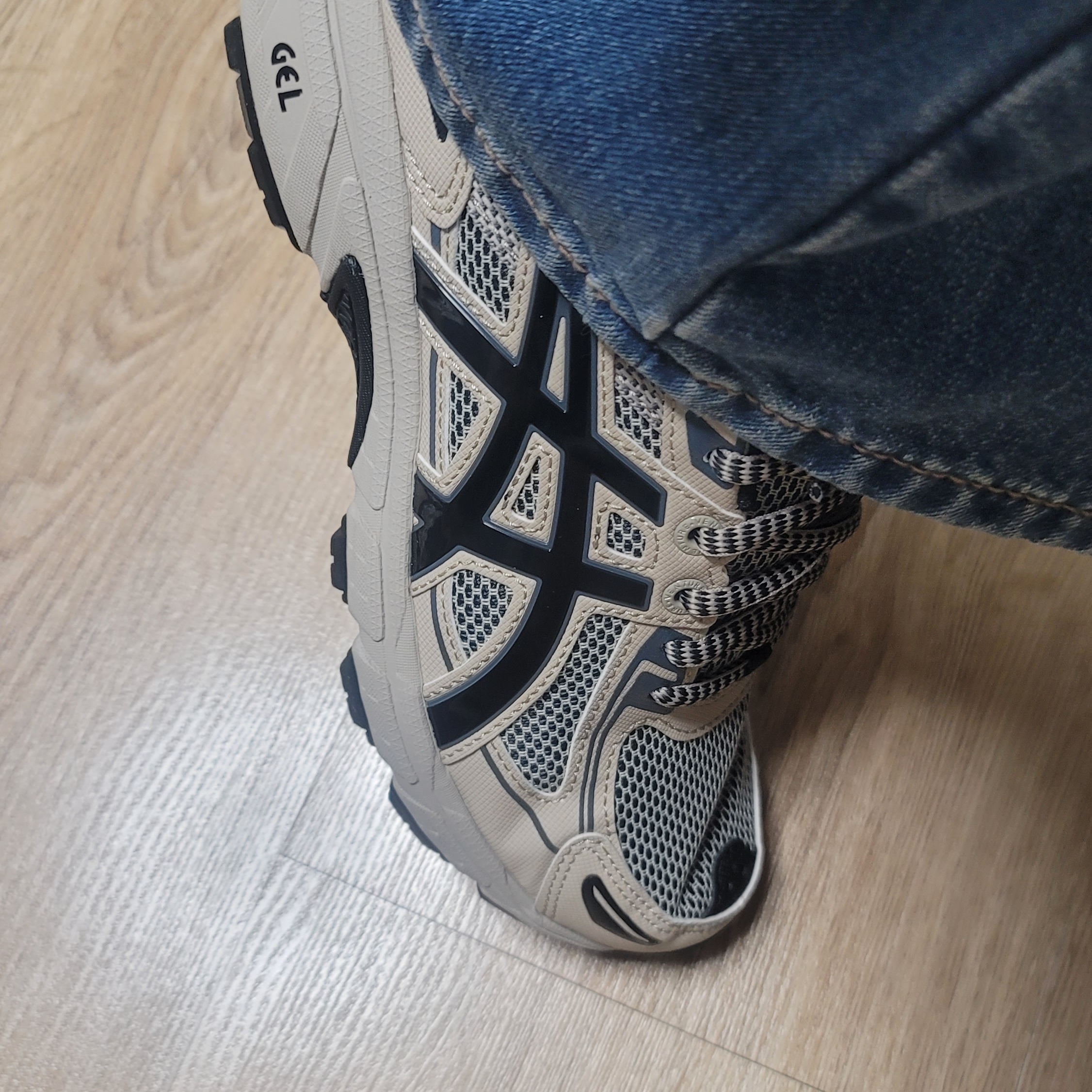 Asics Gel-Venture 6 Feather Grey Black 착용 스타일 - 1