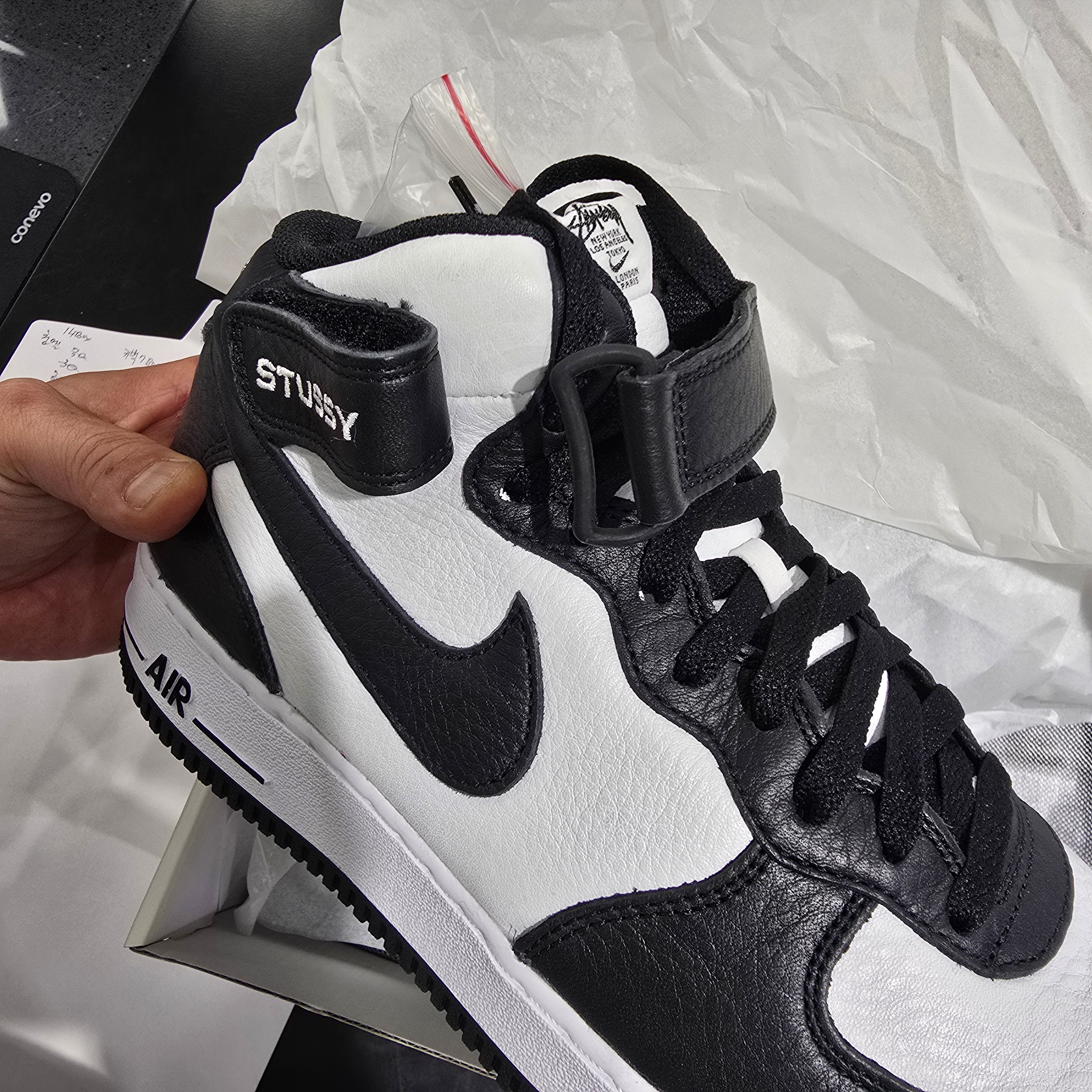 Nike x Stussy Air Force 1 '07 Mid SP Black and Light Bone 착용 스타일 - 1