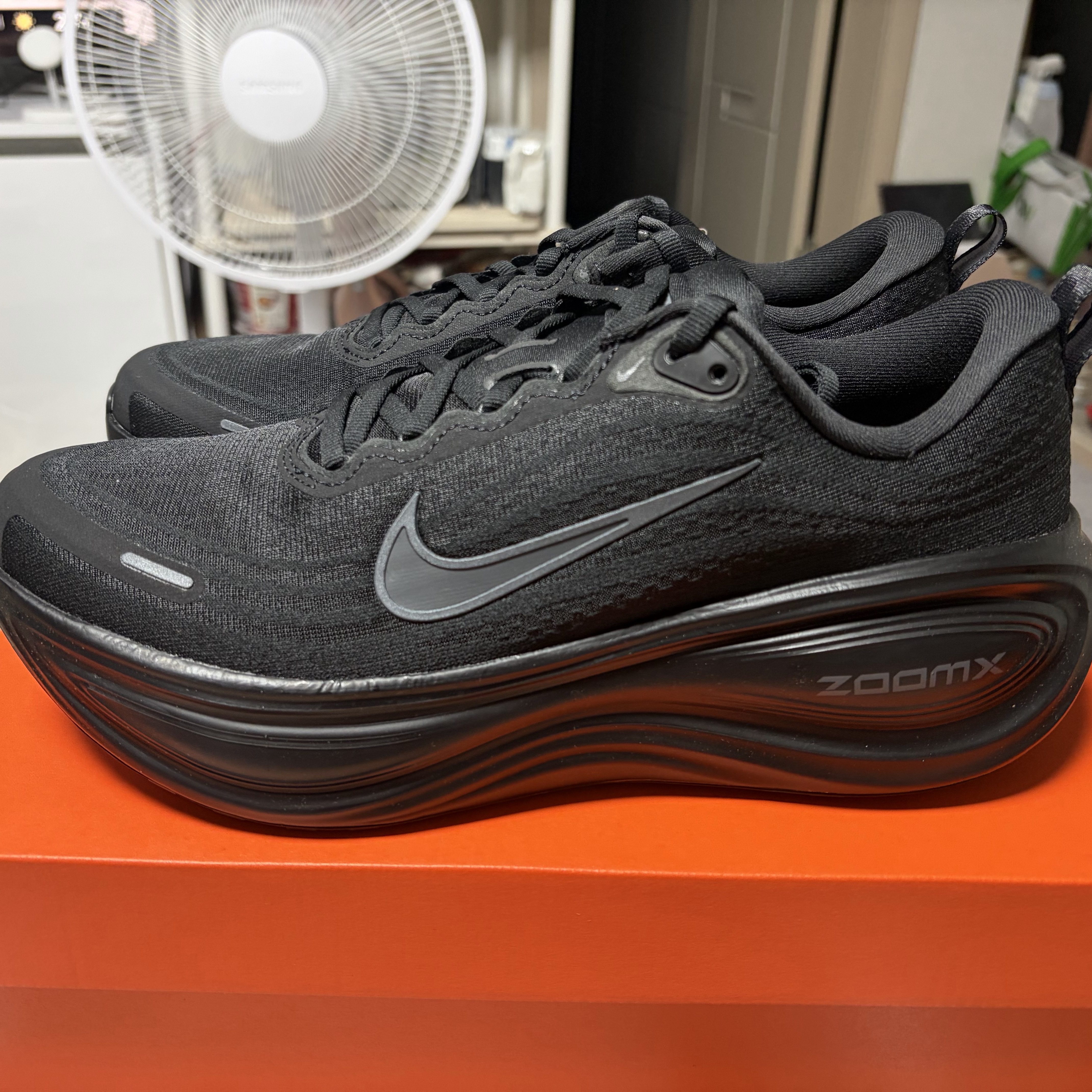 Nike Vomero Plus Black Metallic Dark Grey 착용 스타일 - 1