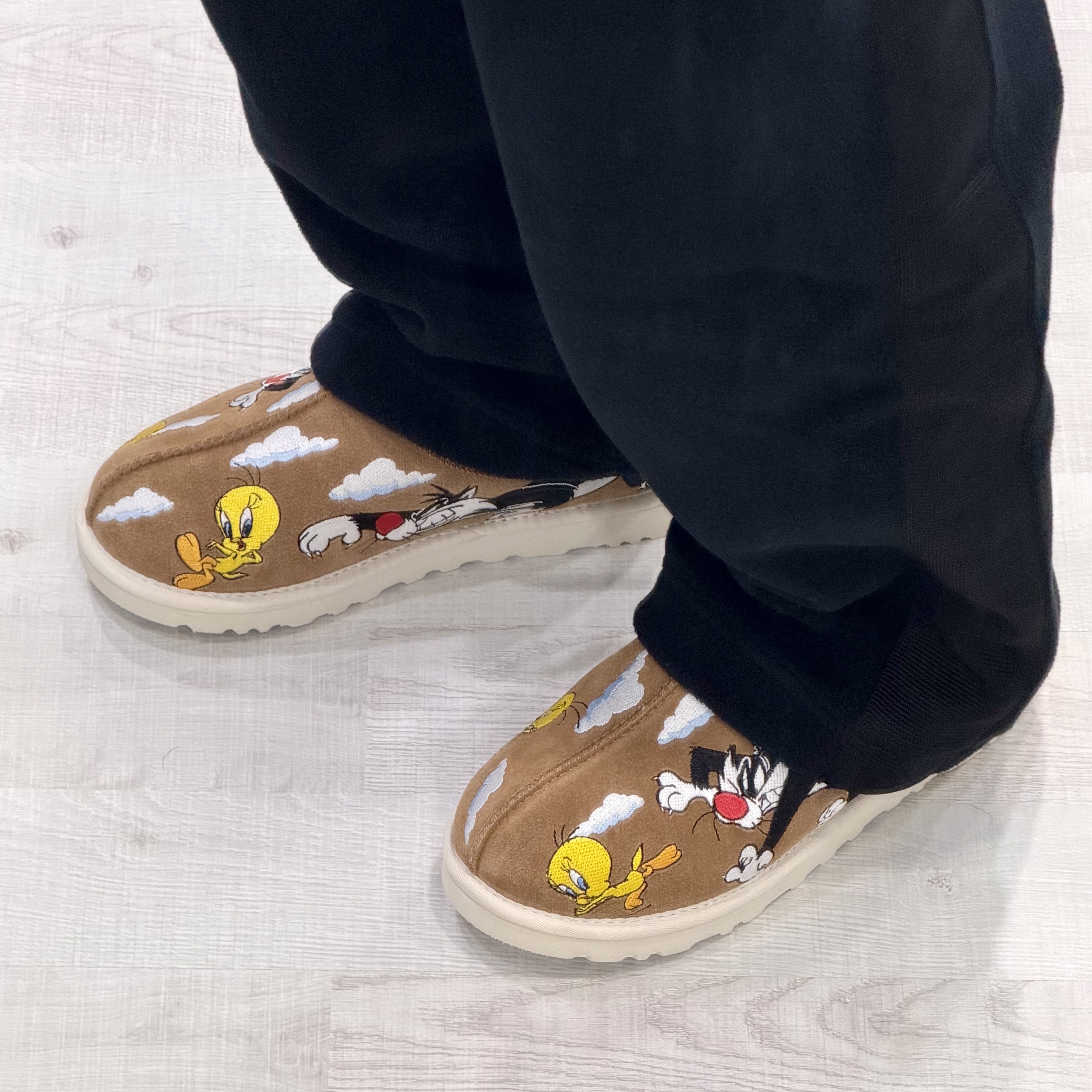 UGG x Palace x Looney Tunes Tasman Slipper Chestnut, Uniqlo x Needles Fleece Wide Pants Black - KR 착용 스타일
