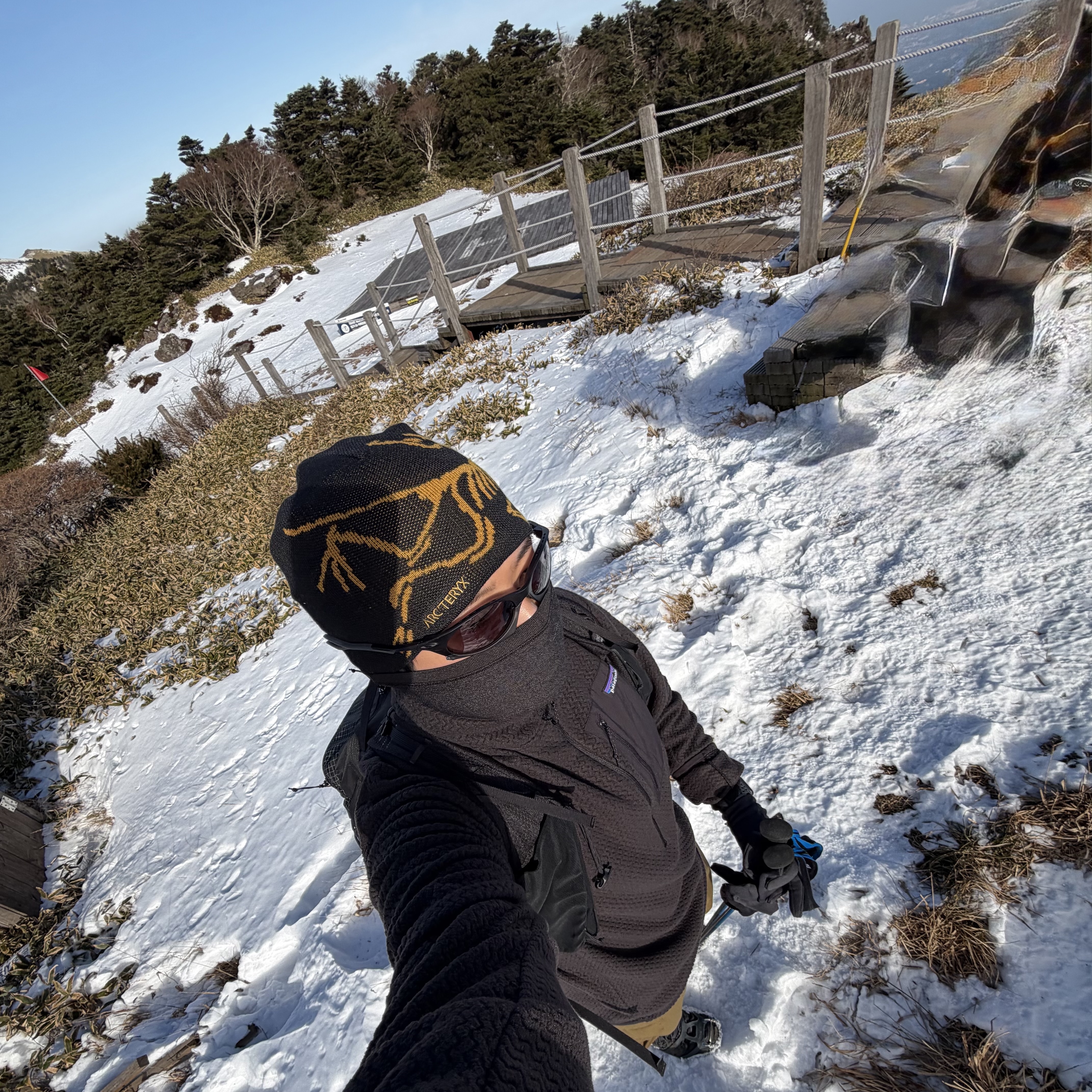Arc'teryx Bird Head Toque 24K Black, Oakley Plantaris Matte Black Frame Prizm Grey Lenses Regular Universal Fit 착용 스타일