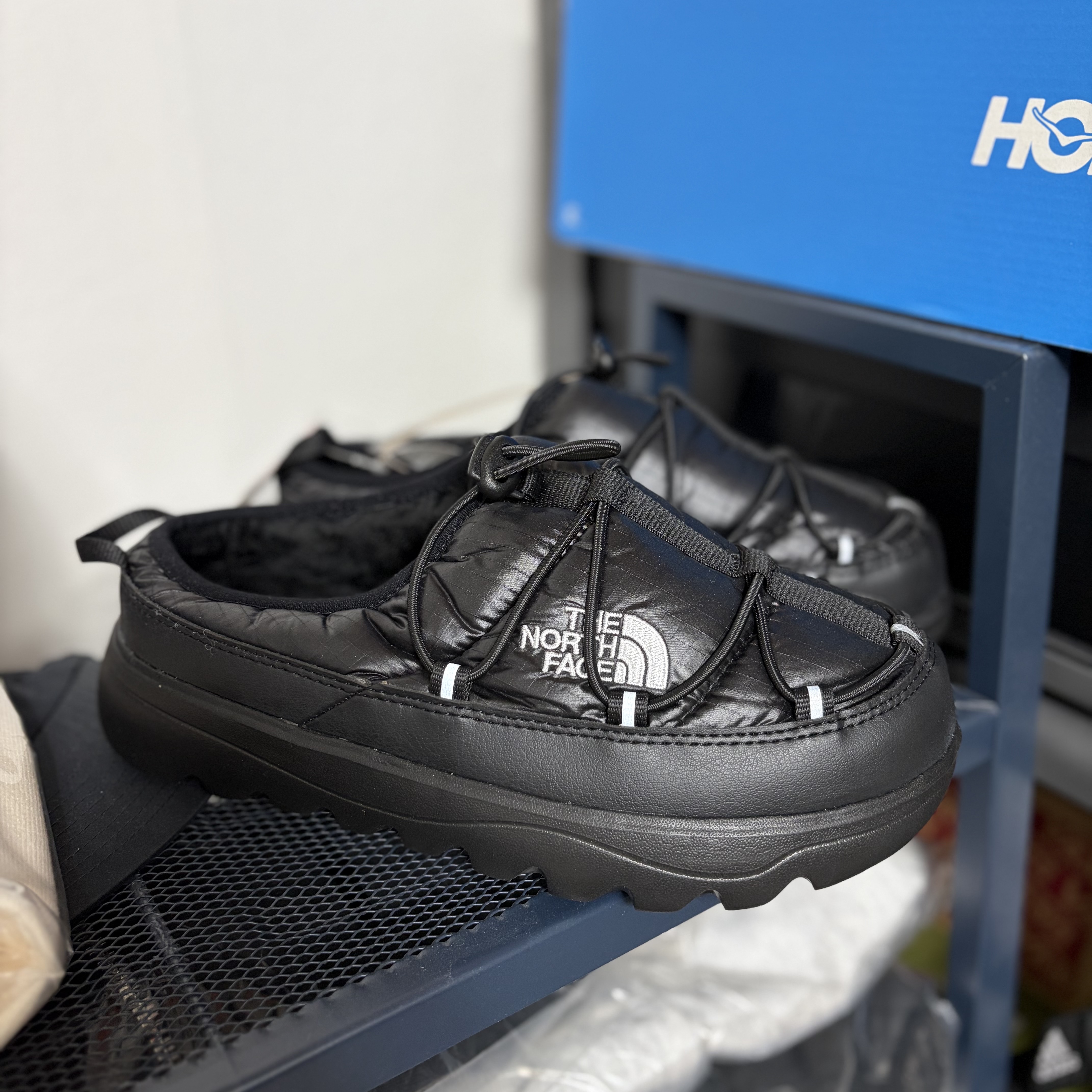 The North Face Borealis Mule Black - 25FW 착용 스타일 - 3