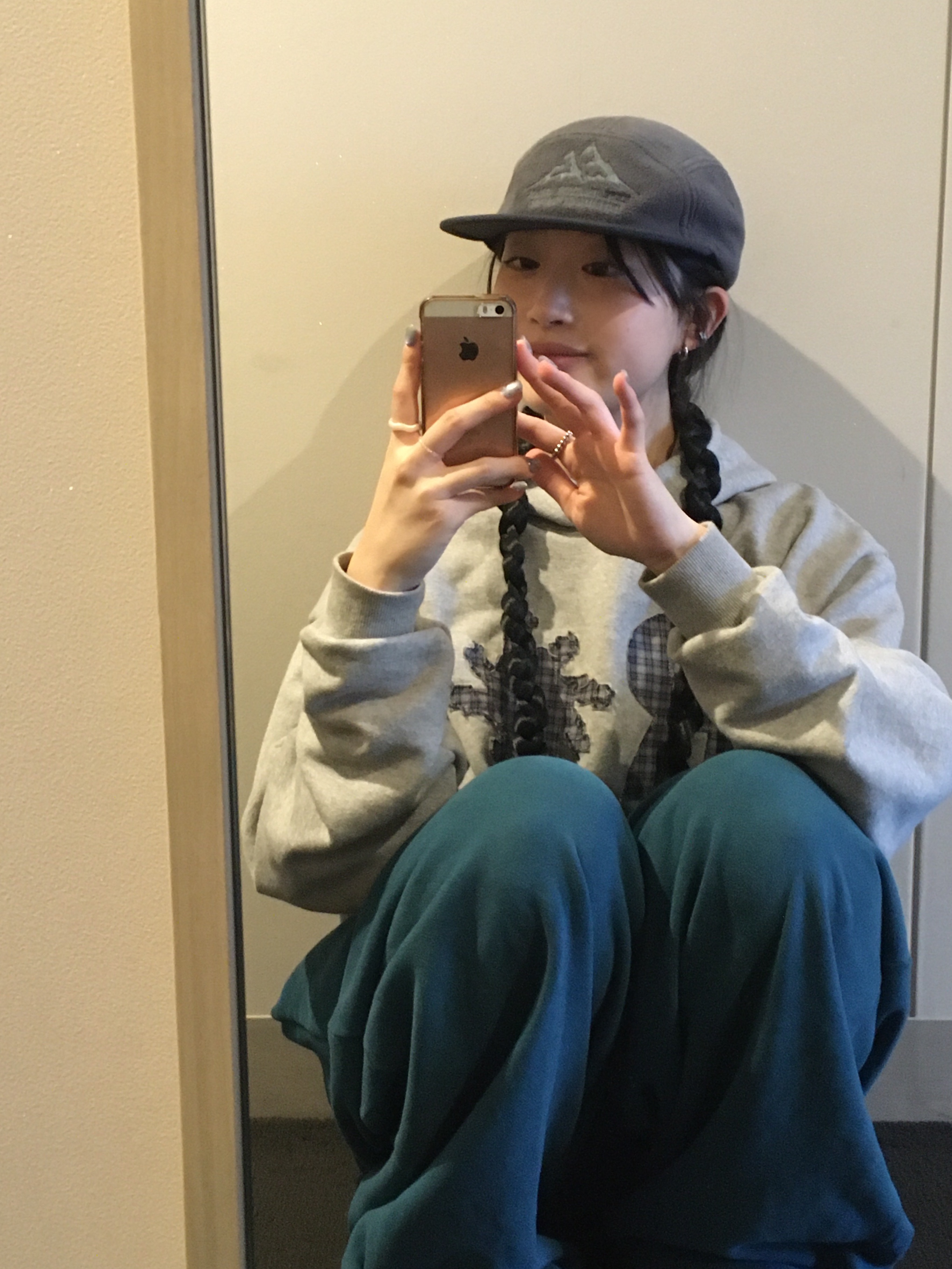 SLOW RECORD HOUSE Check Patch Hoodie Grey 착용 스타일 - 2