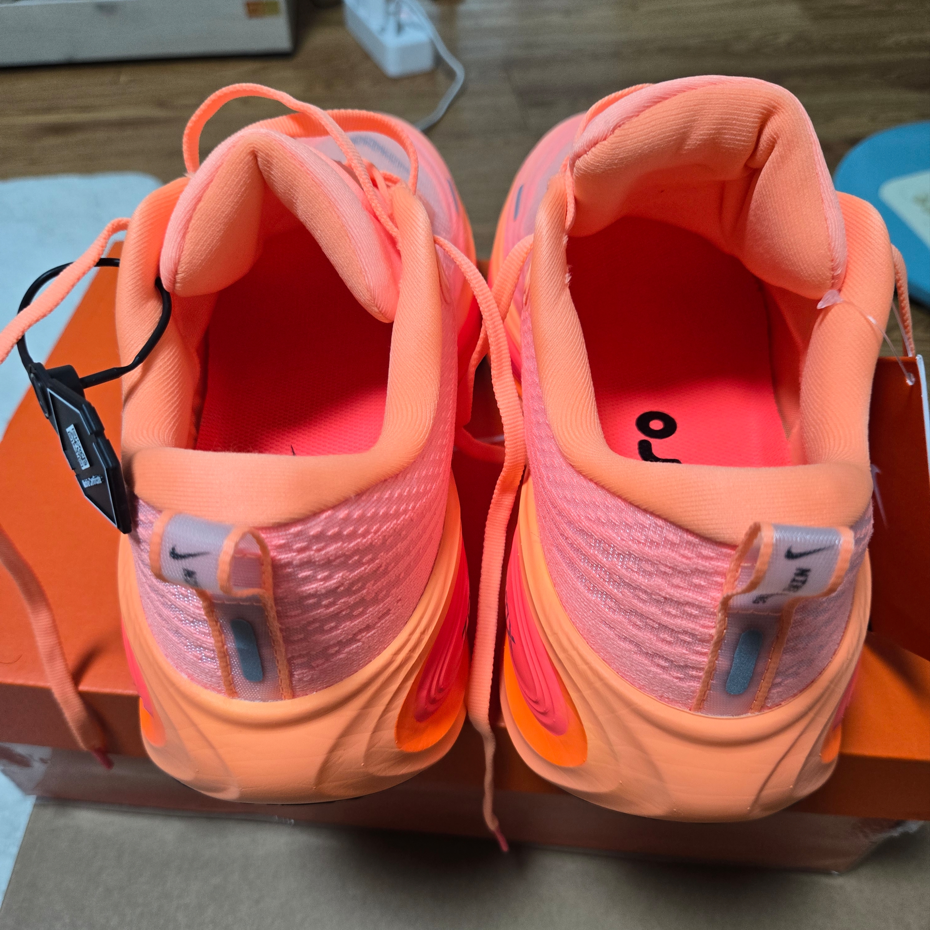 Nike Vomero Plus Orange Pulse Hot Lava 착용 스타일 - 7