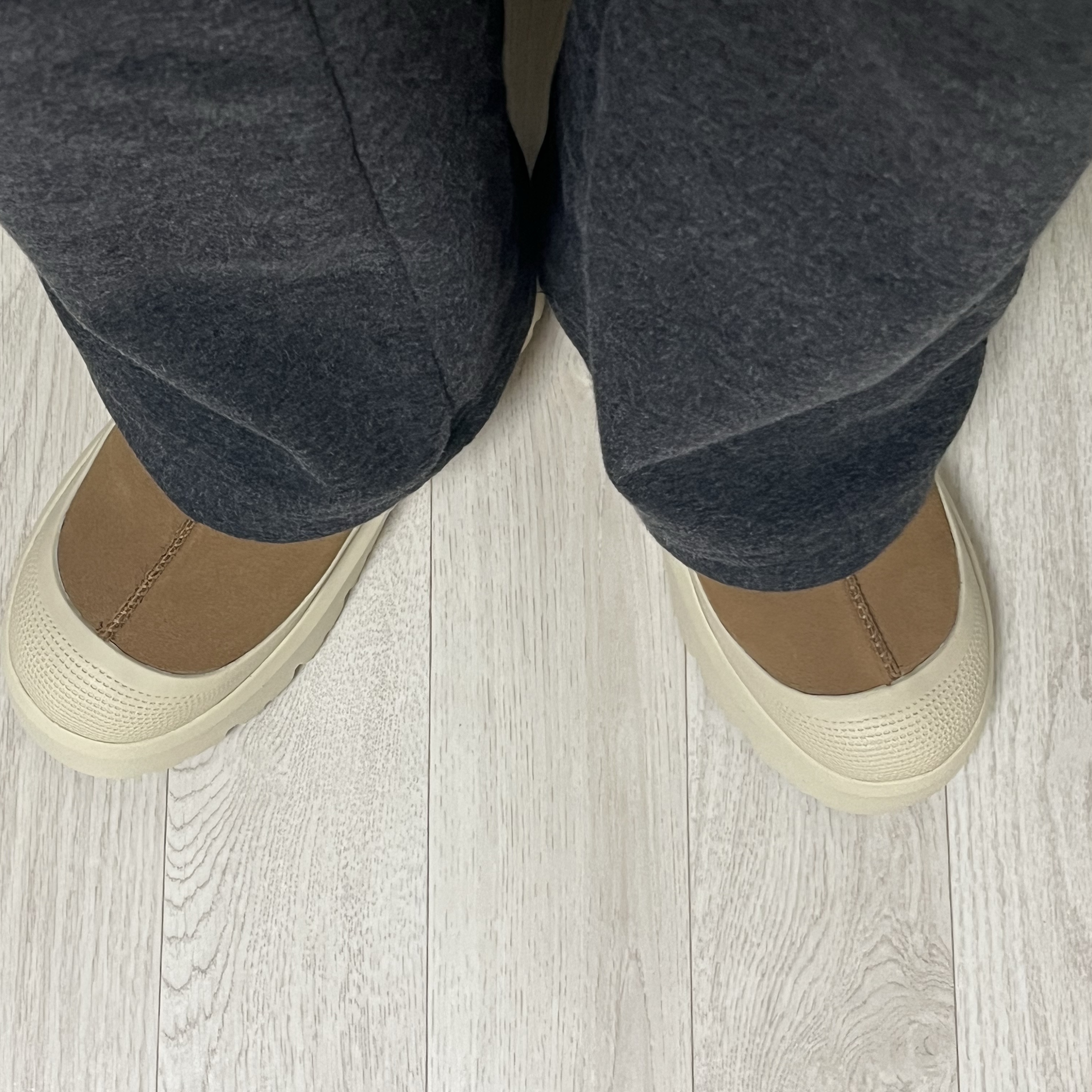 UGG Tasman Weather Hybrid Chestnut Whitecap 착용 스타일 - 1