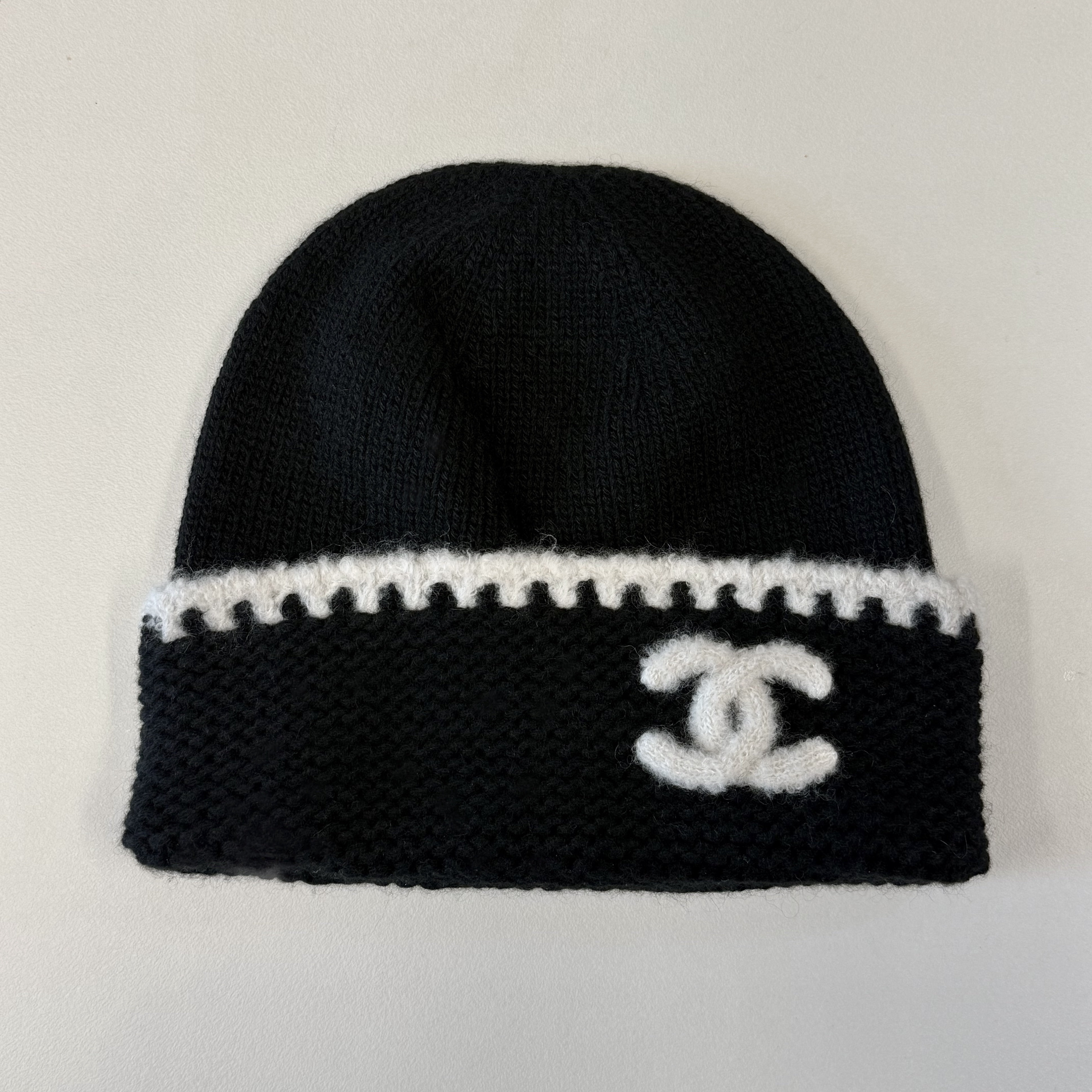 Chanel Beanie Cashmere & Black White 착용 스타일