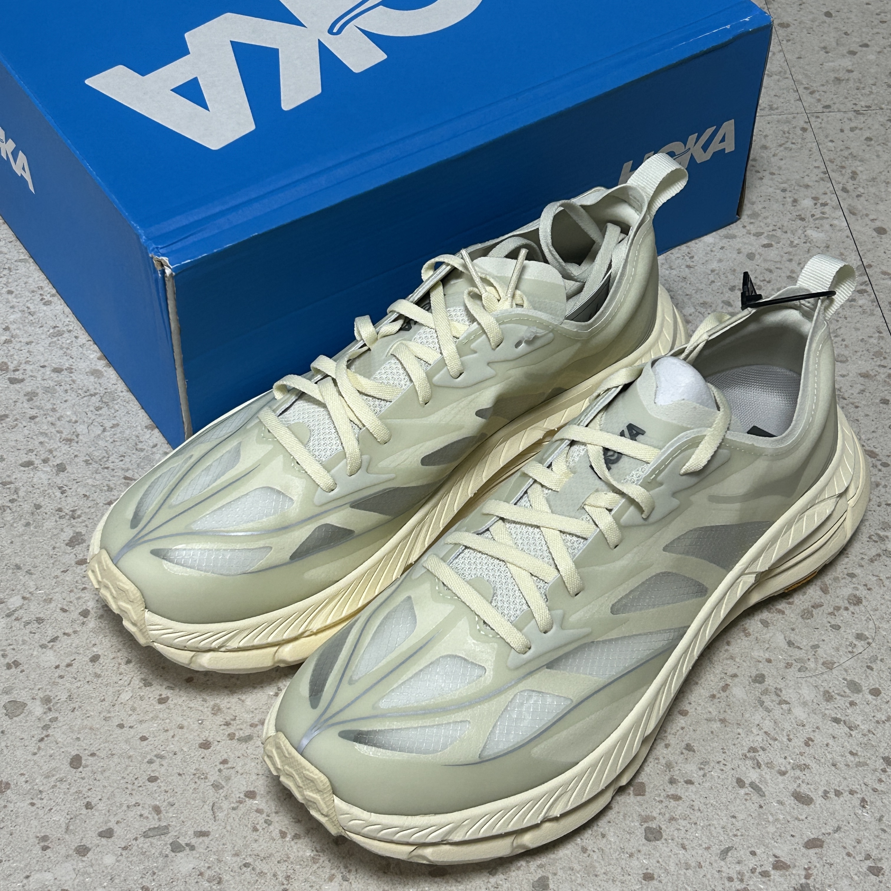 Hoka Mafate Speed 4 Lite Truffle Salt Vintage Yellow 착용 스타일