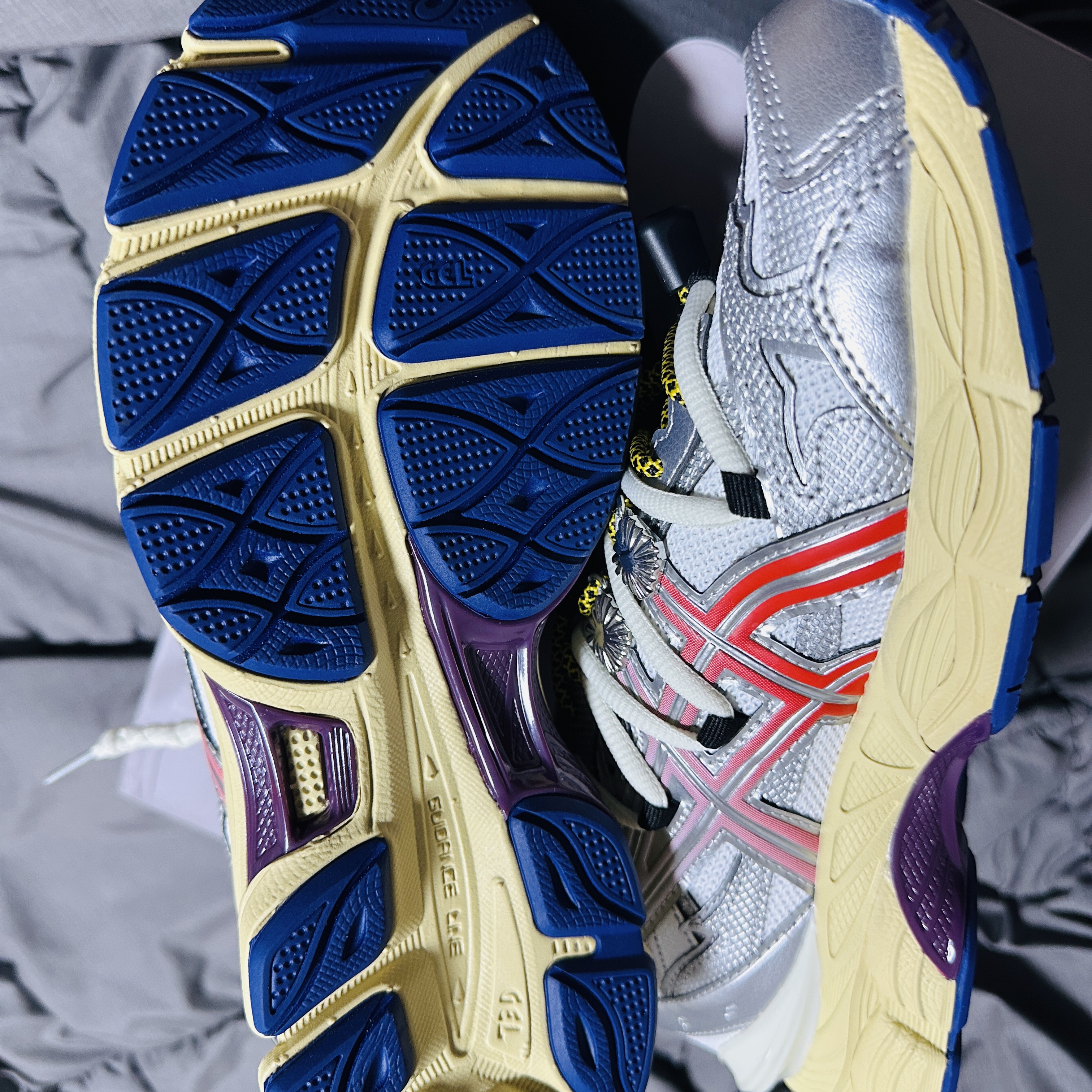 Asics x Toga Gel-Cumulus 16 TG White Red Pure Silver 착용 스타일 - 7