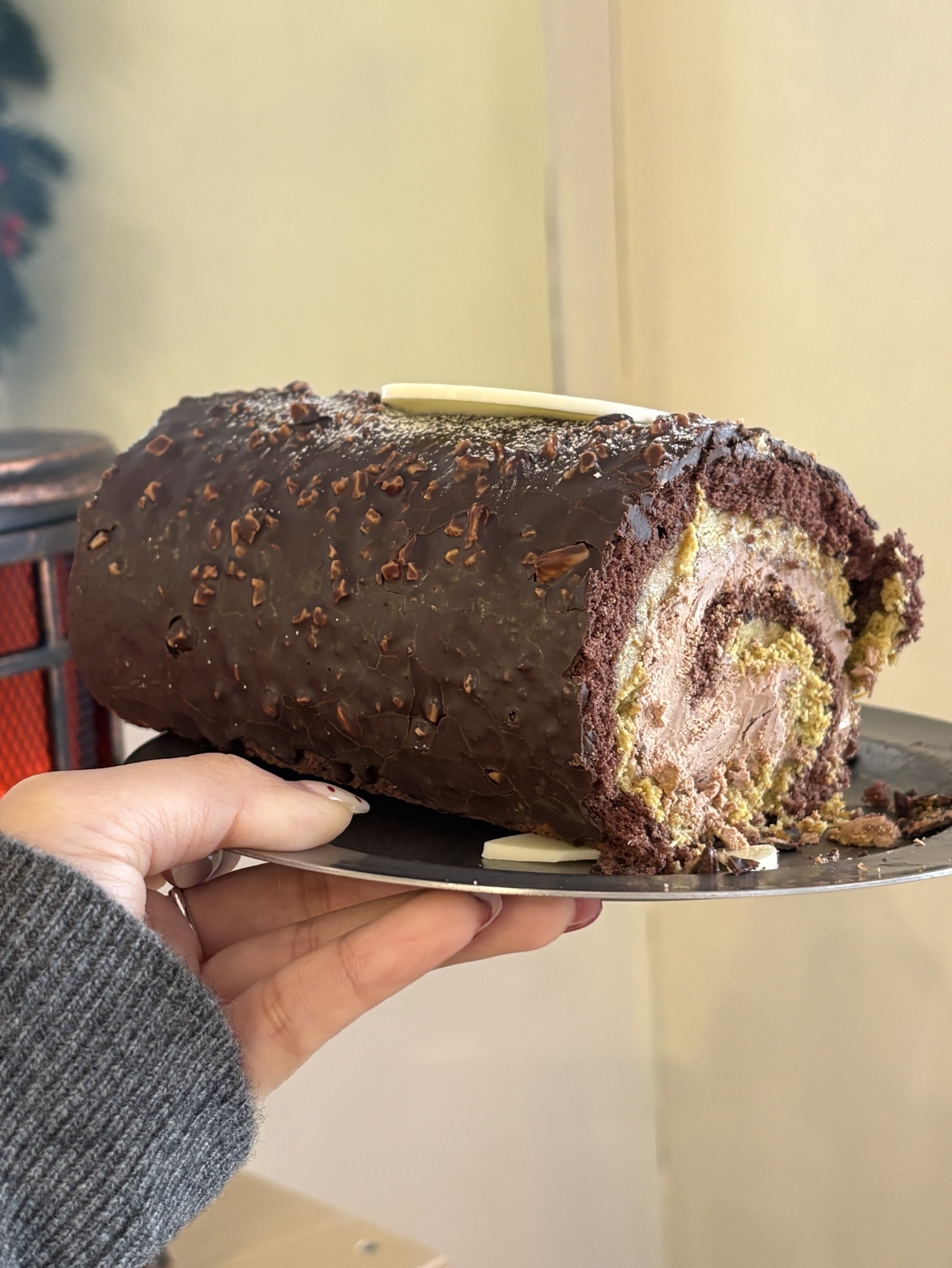 [KREAM 단독] tongtonge Dubai Style Chocolate Roll Cake 착용 스타일