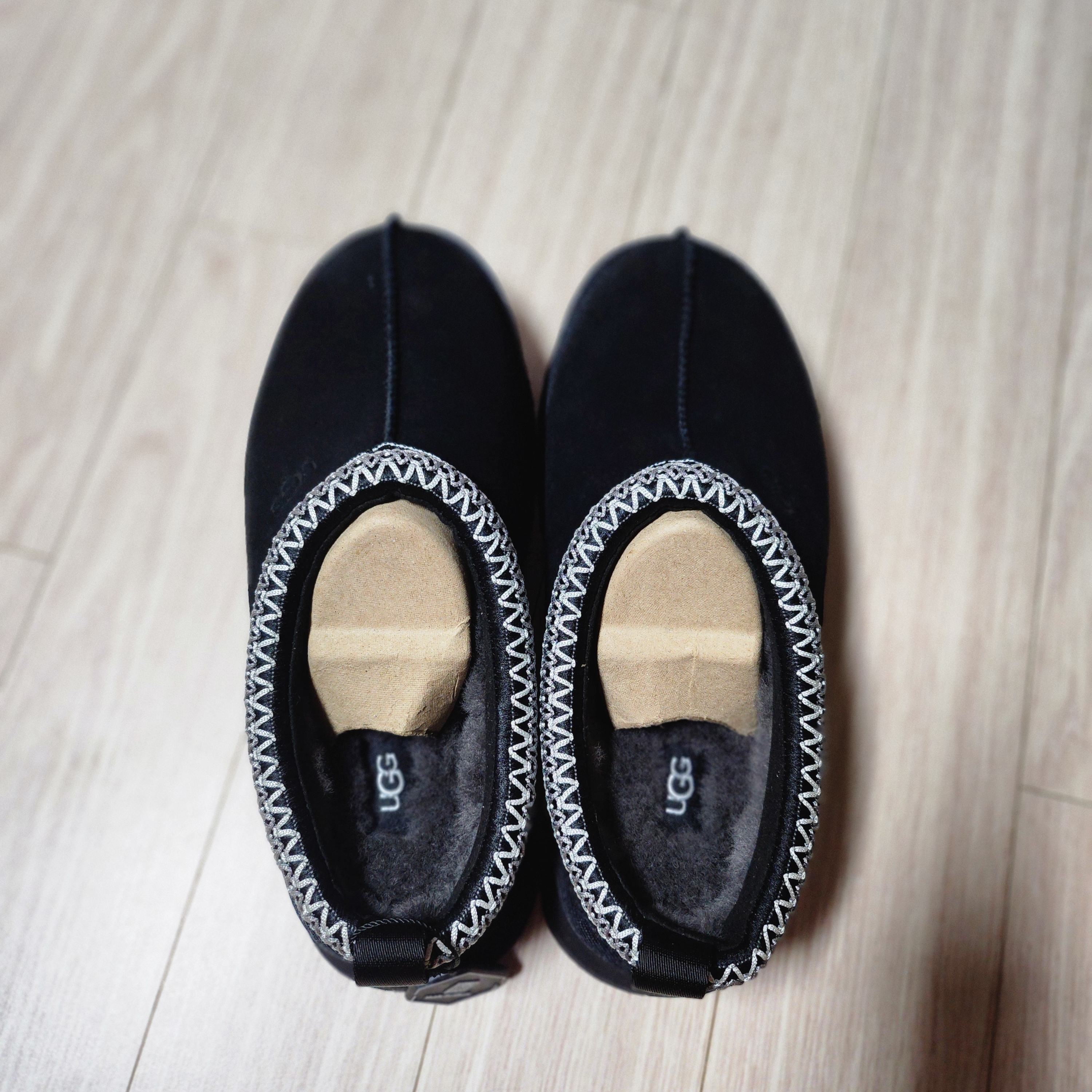(W) UGG Tazz II Black 착용 스타일 - 2