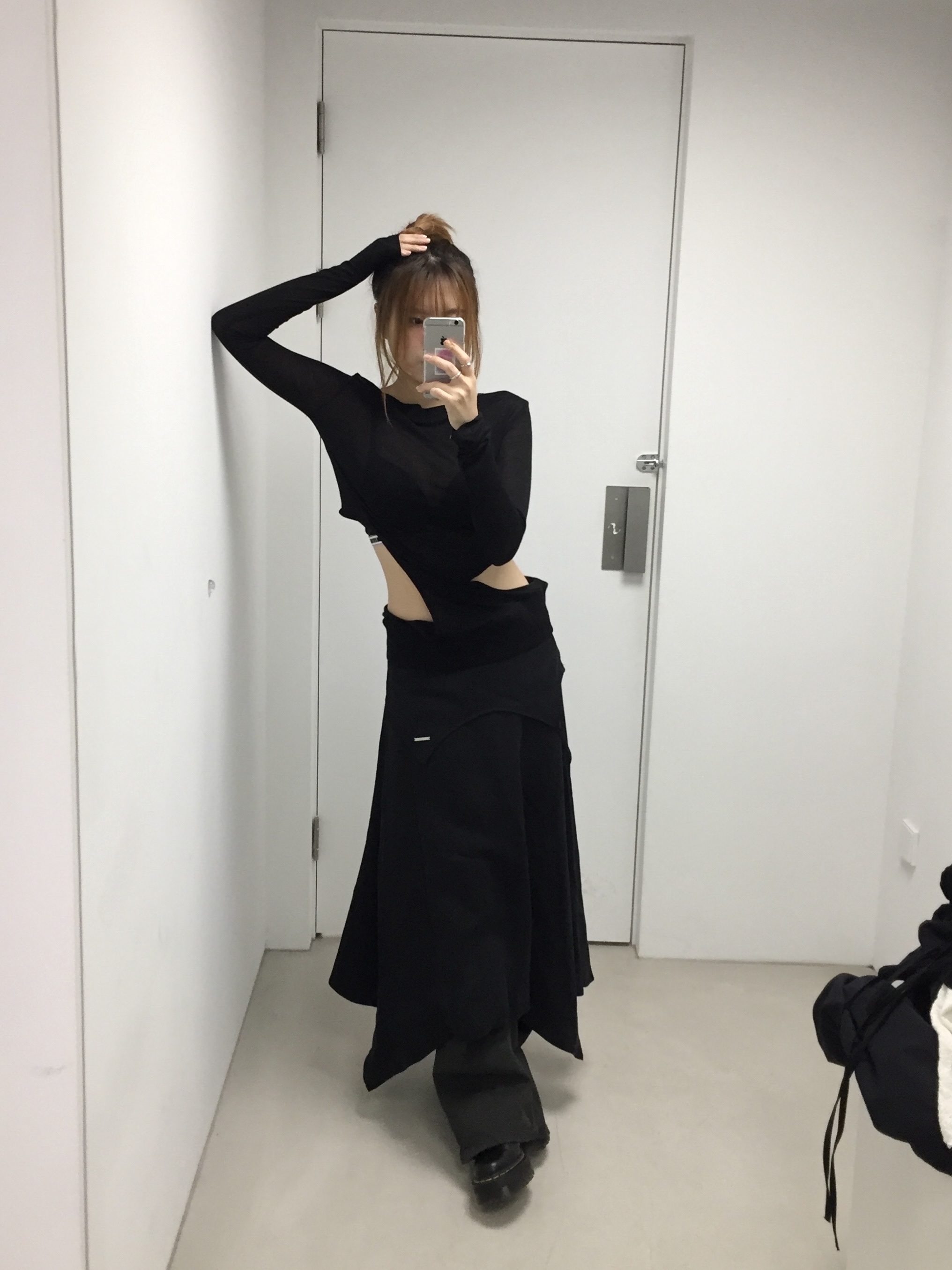 OJOS Curved Cut Layered Tee Black 착용 스타일 - 3