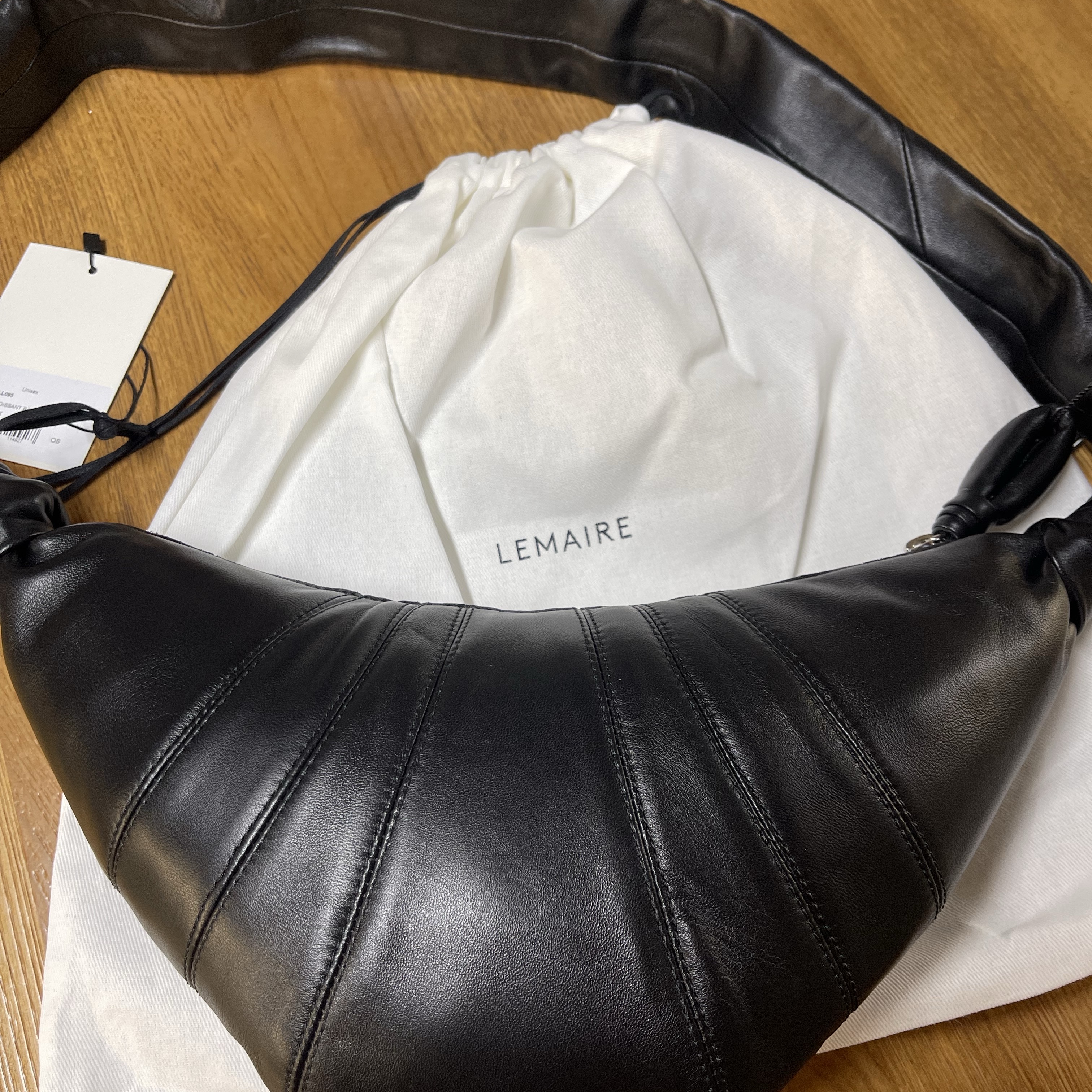 Lemaire Small Croissant Bag Soft Nappa Leather Black 착용 스타일 - 2