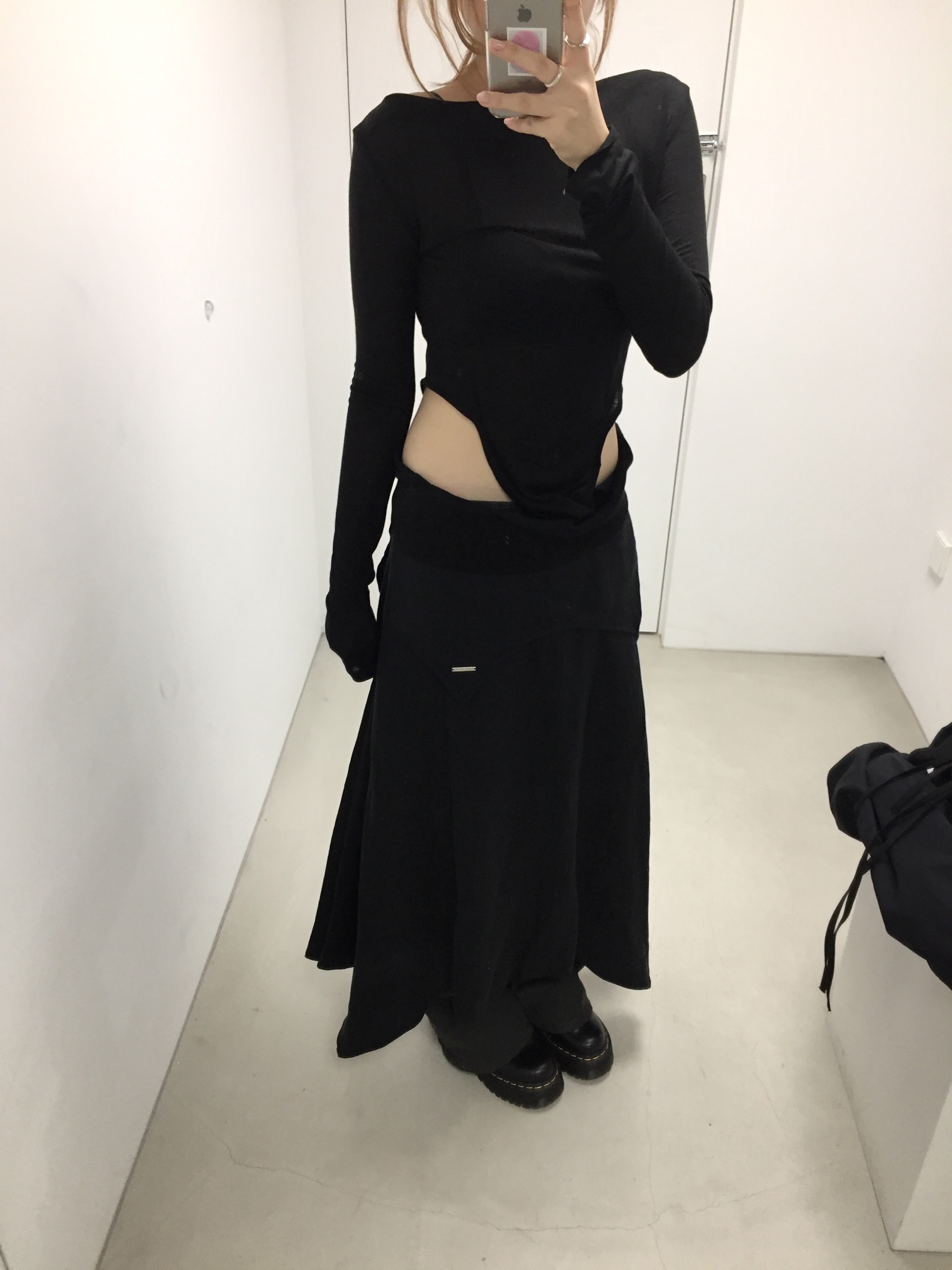 OJOS Curved Cut Layered Tee Black 착용 스타일 - 2
