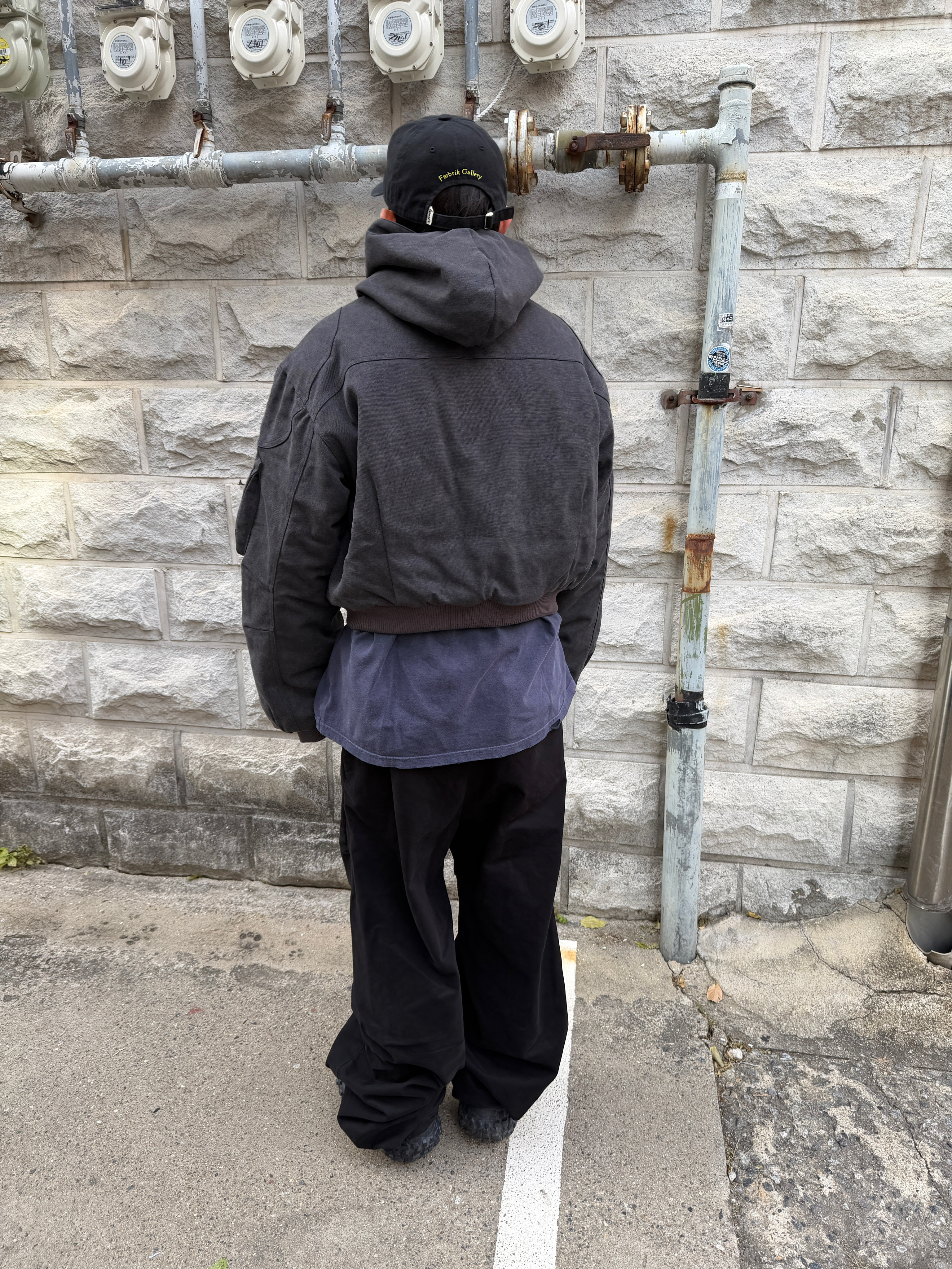 ROARINGRAD Washed Hooded Bomber Ash Black 착용 스타일 - 3