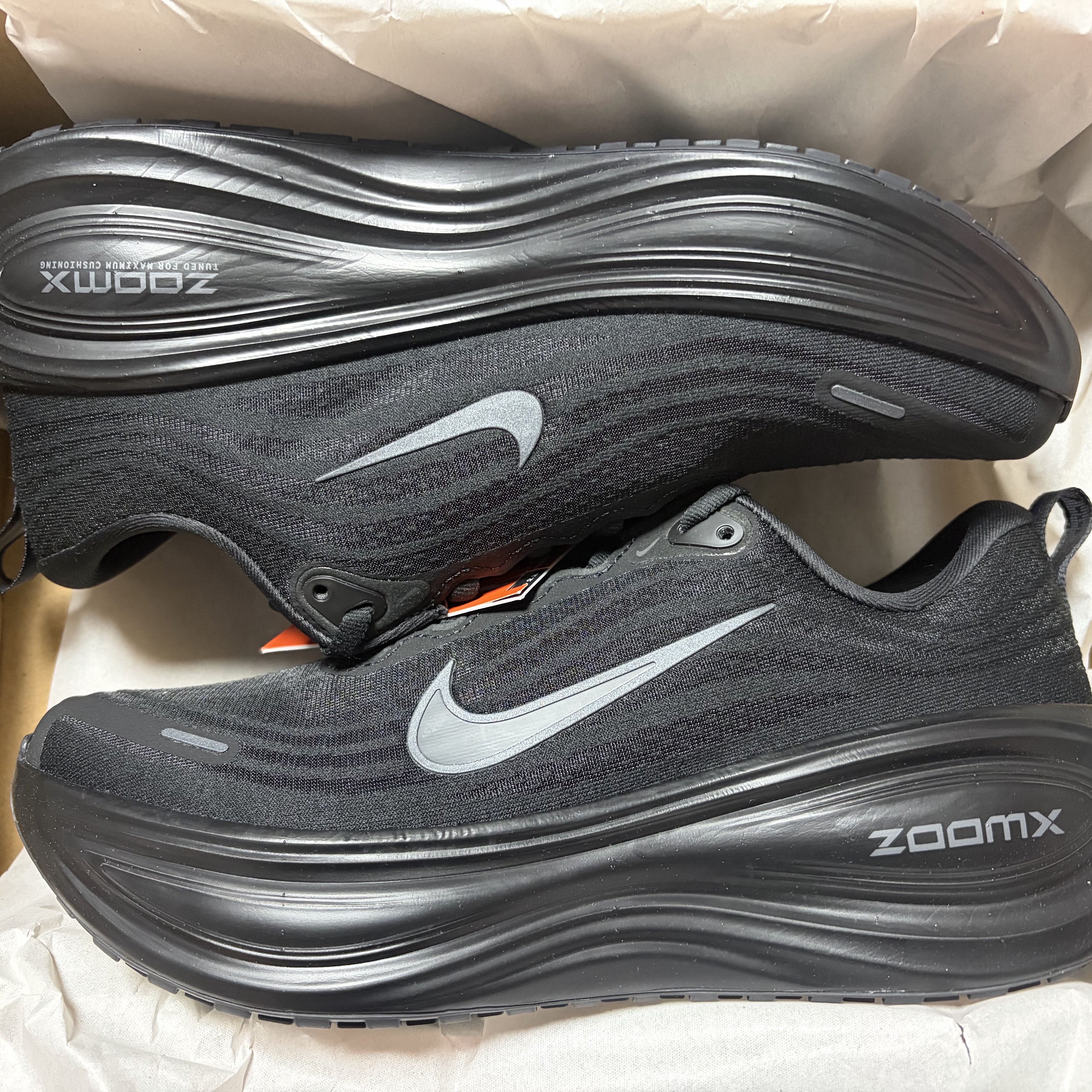 Nike Vomero Plus Black Metallic Dark Grey 착용 스타일 - 2