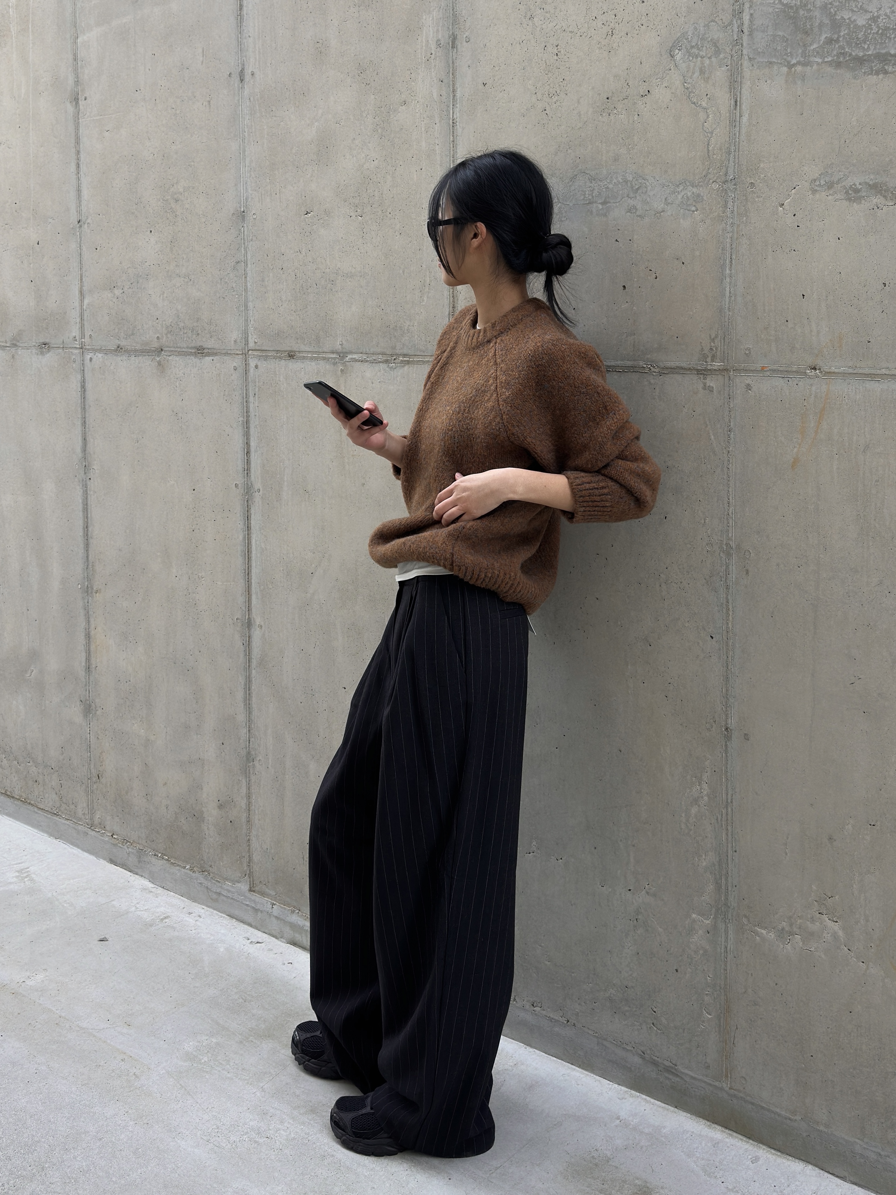 Knitted Boucle Reglan Crop Round Knit Camel 착용 스타일