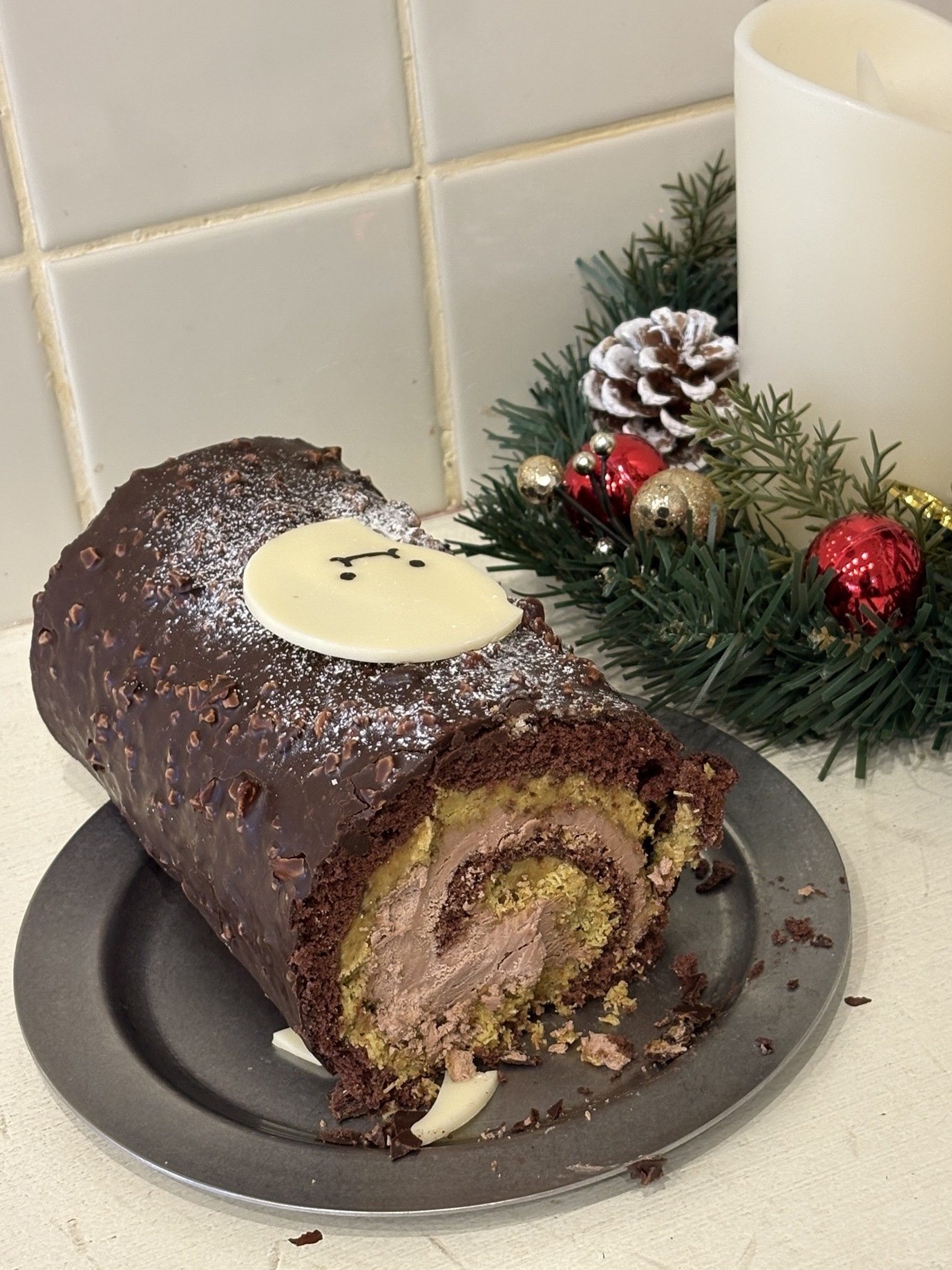 [KREAM 단독] tongtonge Dubai Style Chocolate Roll Cake 착용 스타일