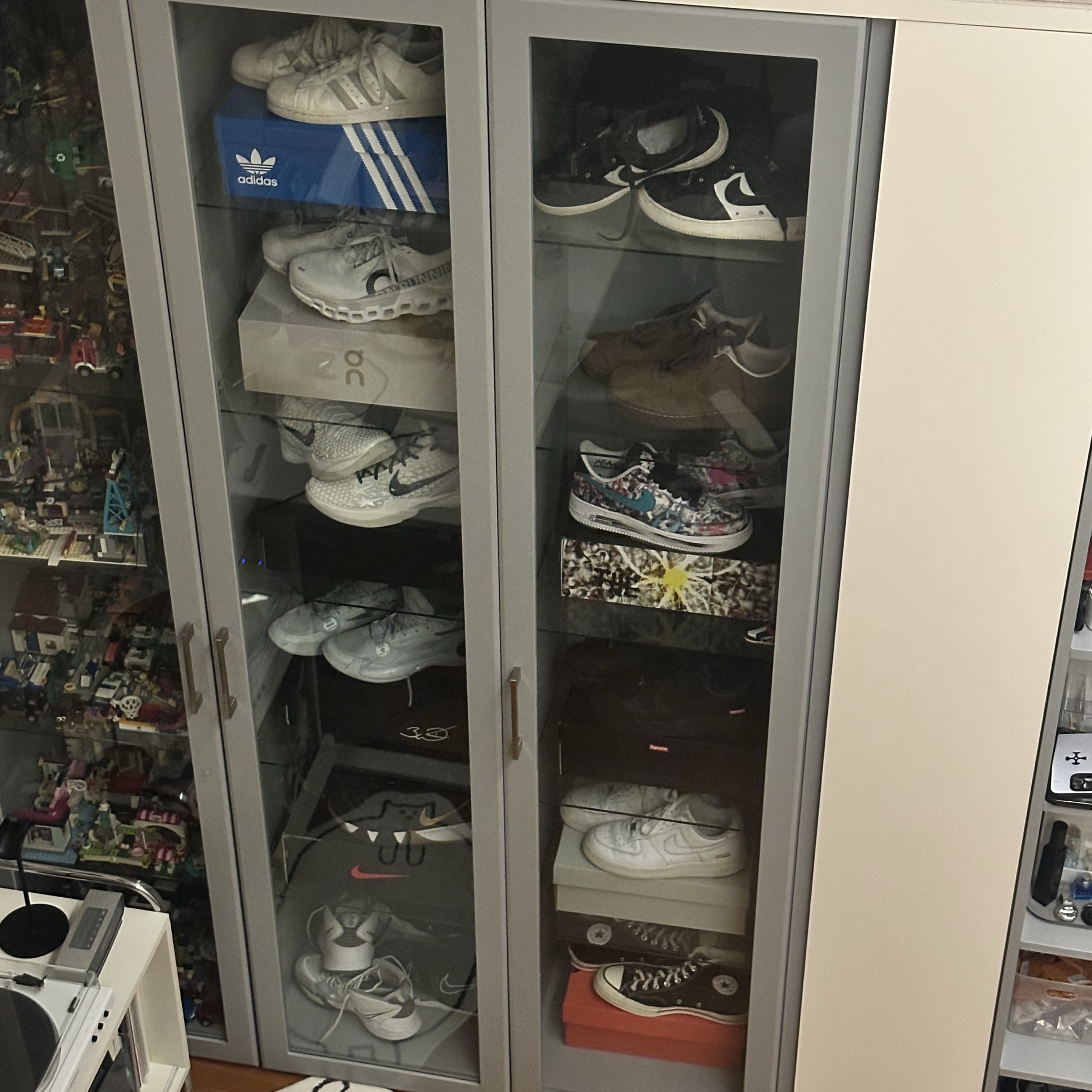 Adidas Superstar 82 Cloud White Metal Grey, Nike Air Force 1 '07 PRM Black White 착용 스타일