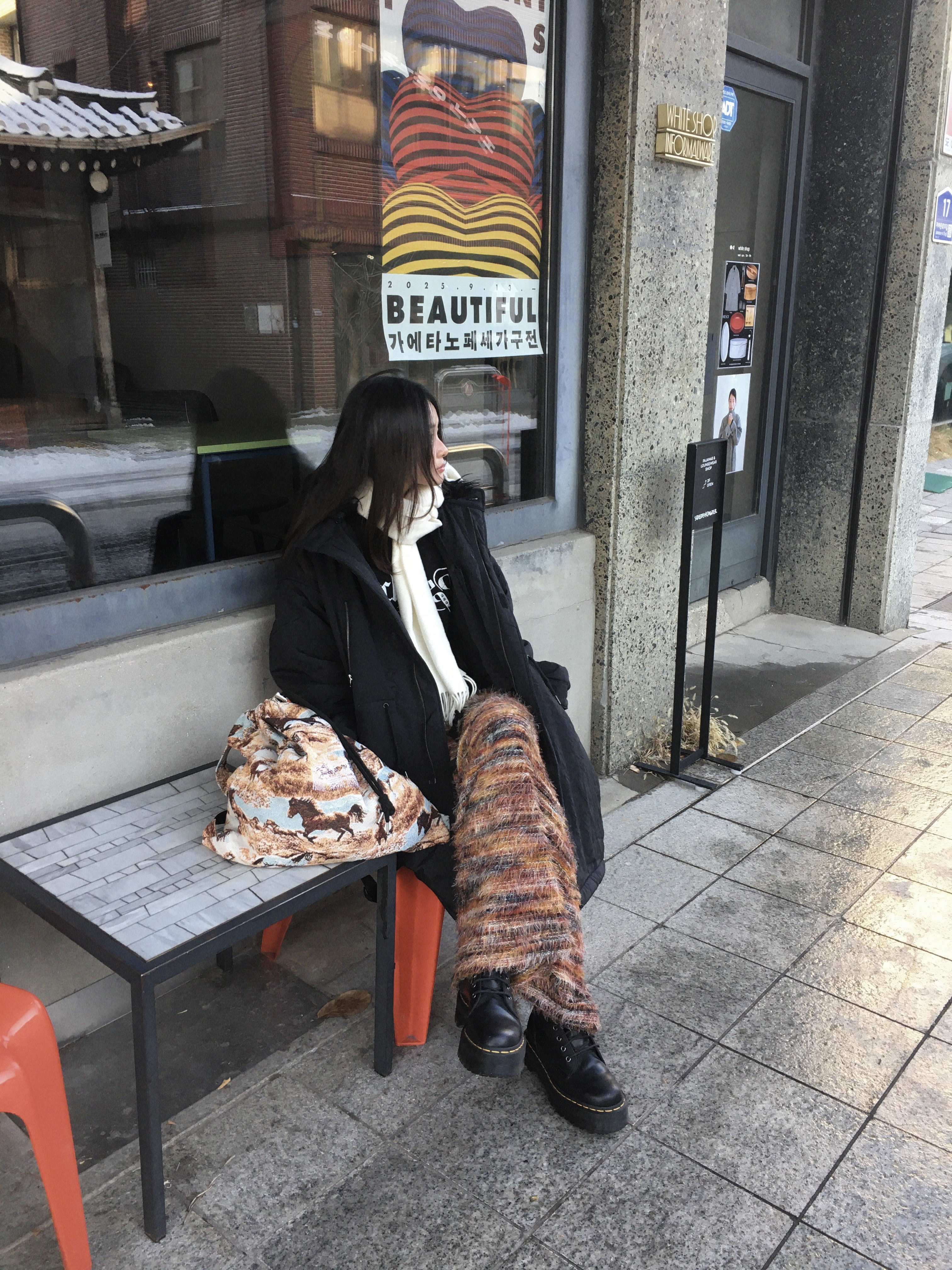 Not New Pattern Duffle Bag Horse, Vivienne Westwood Embroidered Logo Muffler White Wine 착용 스타일 - 3