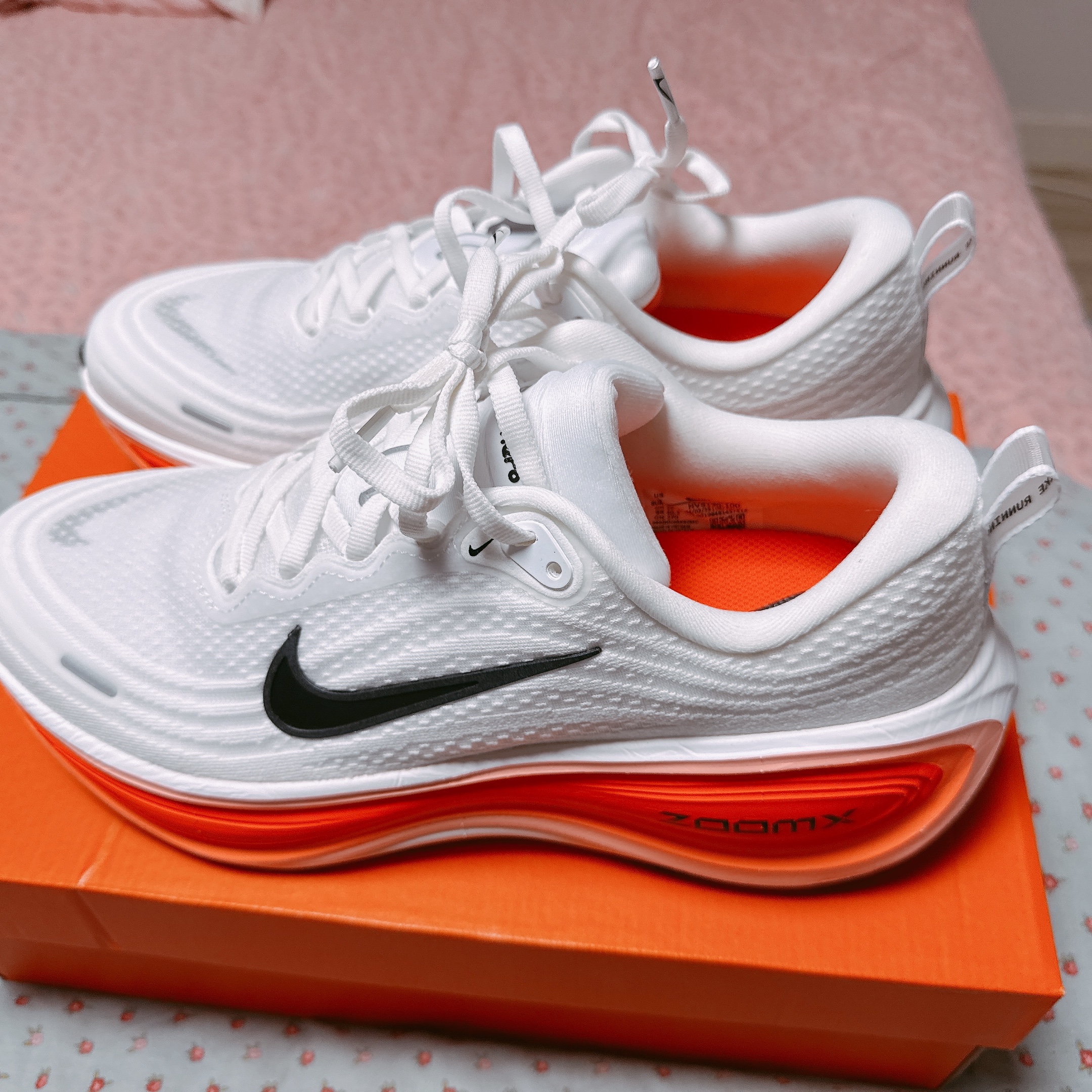 Nike Zoom Vomero Plus White Bright Crimson 착용 스타일 - 2