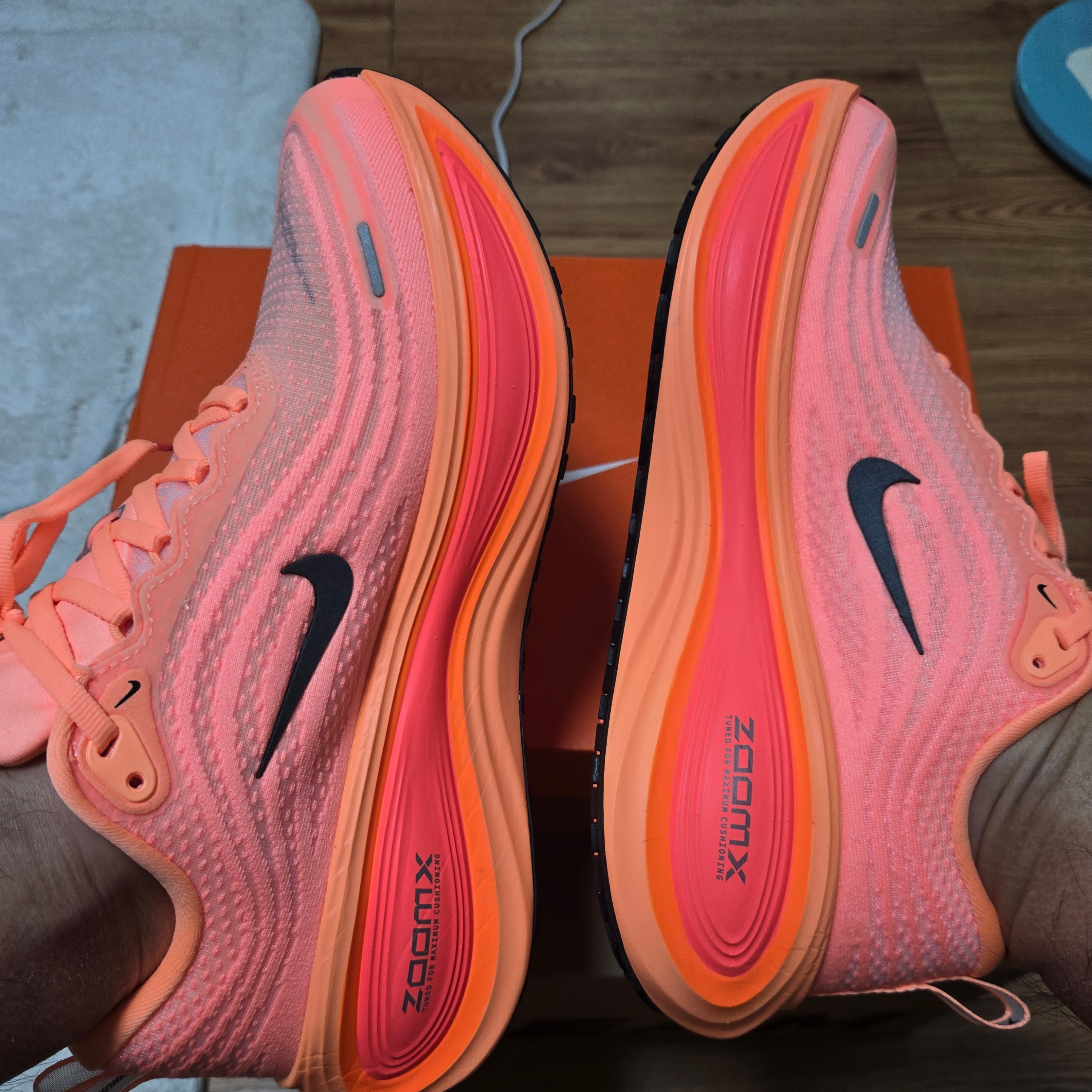 Nike Vomero Plus Orange Pulse Hot Lava 착용 스타일 - 4