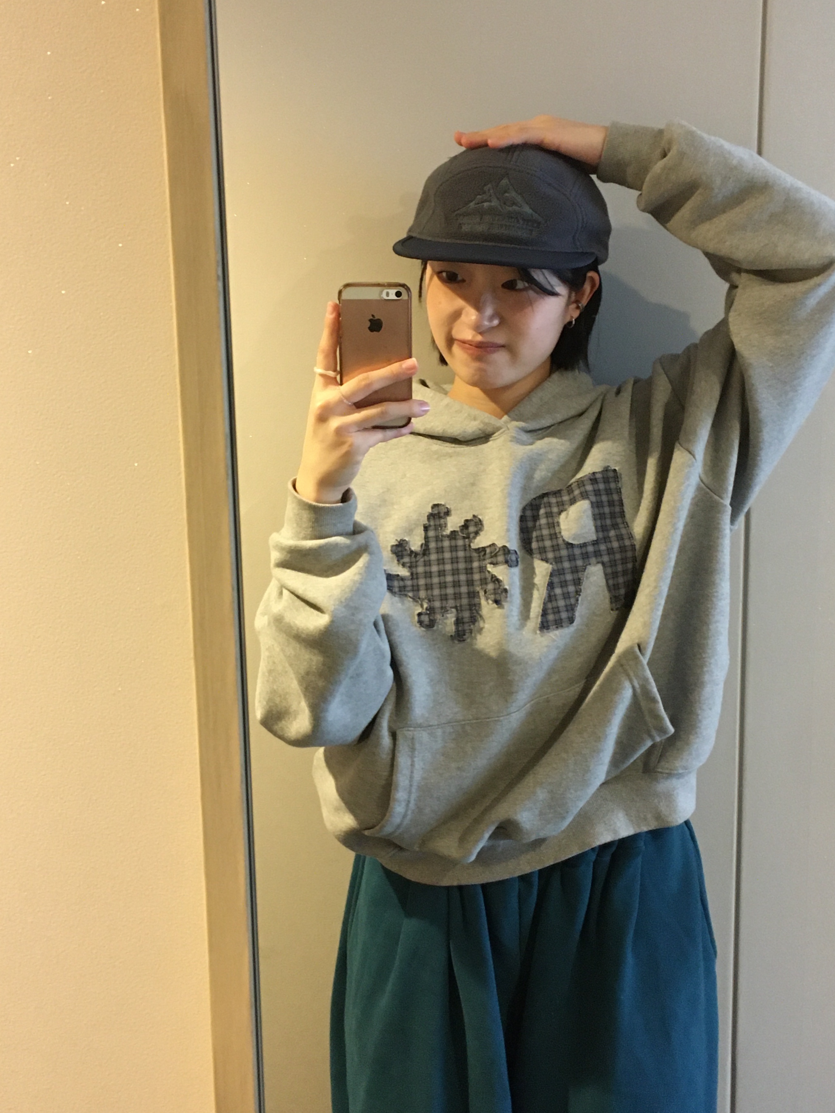 SLOW RECORD HOUSE Check Patch Hoodie Grey 착용 스타일 - 3