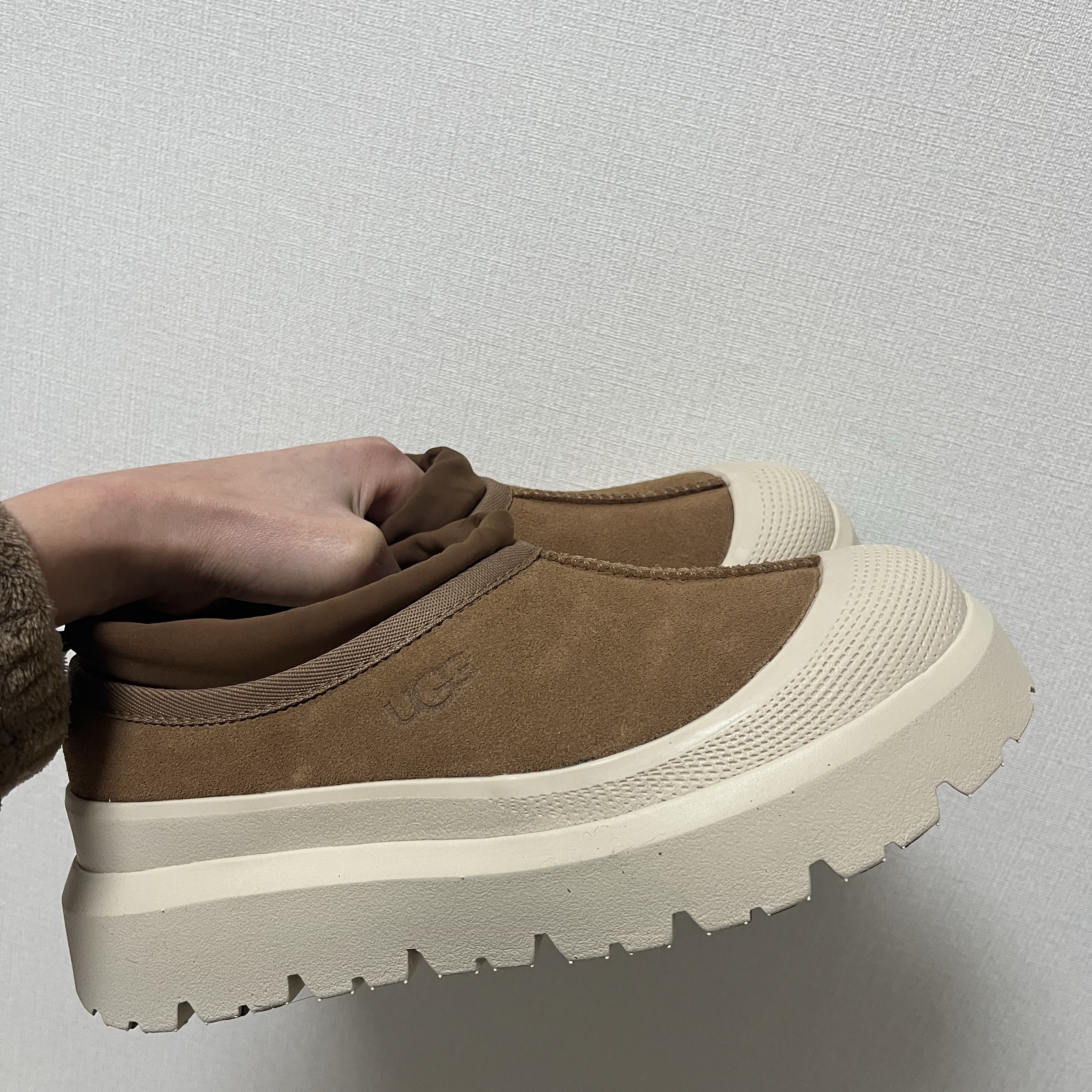 UGG Tasman Weather Hybrid Chestnut Whitecap 착용 스타일 - 2