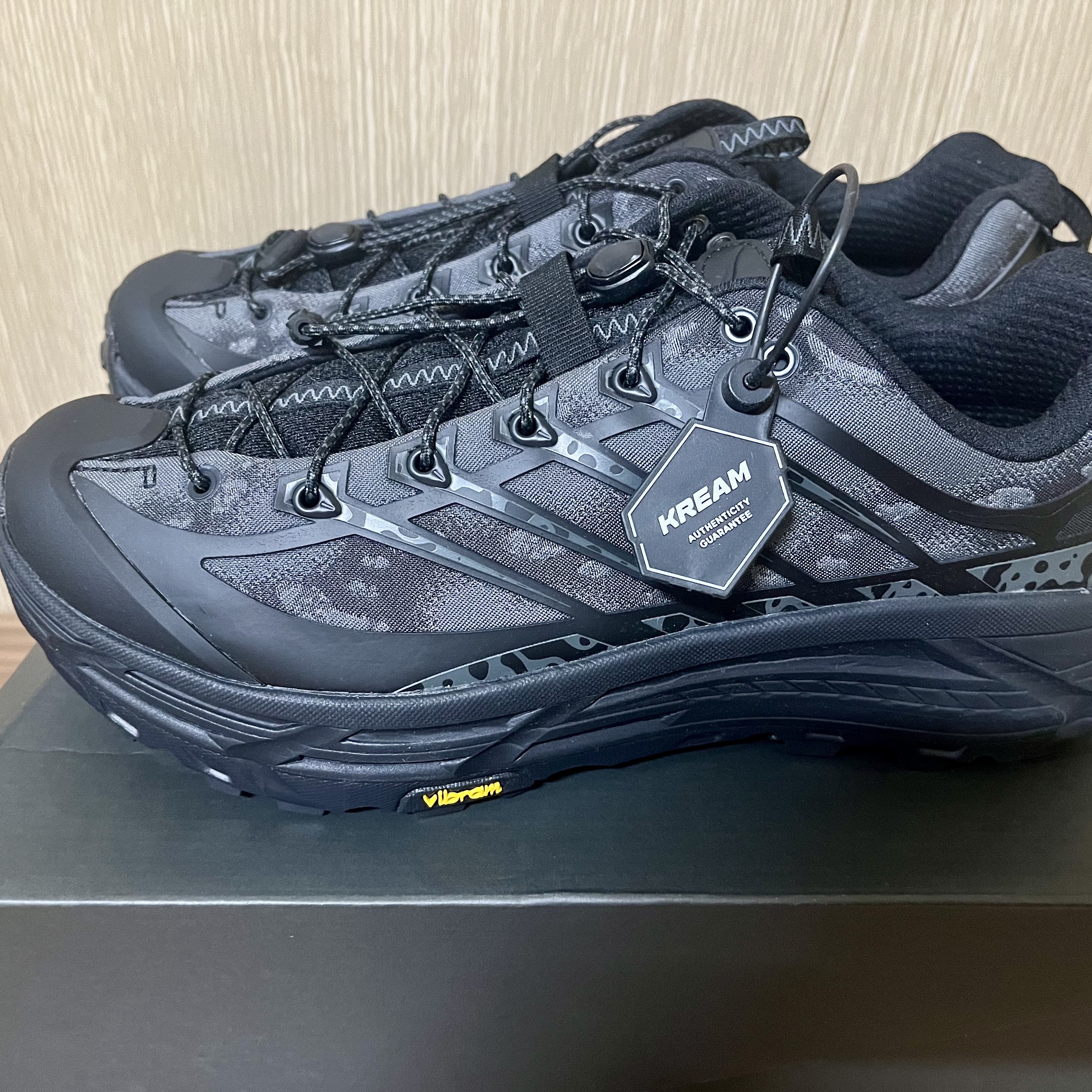 Hoka Mafate Three2 Tech Stealth Black 착용 스타일 - 2