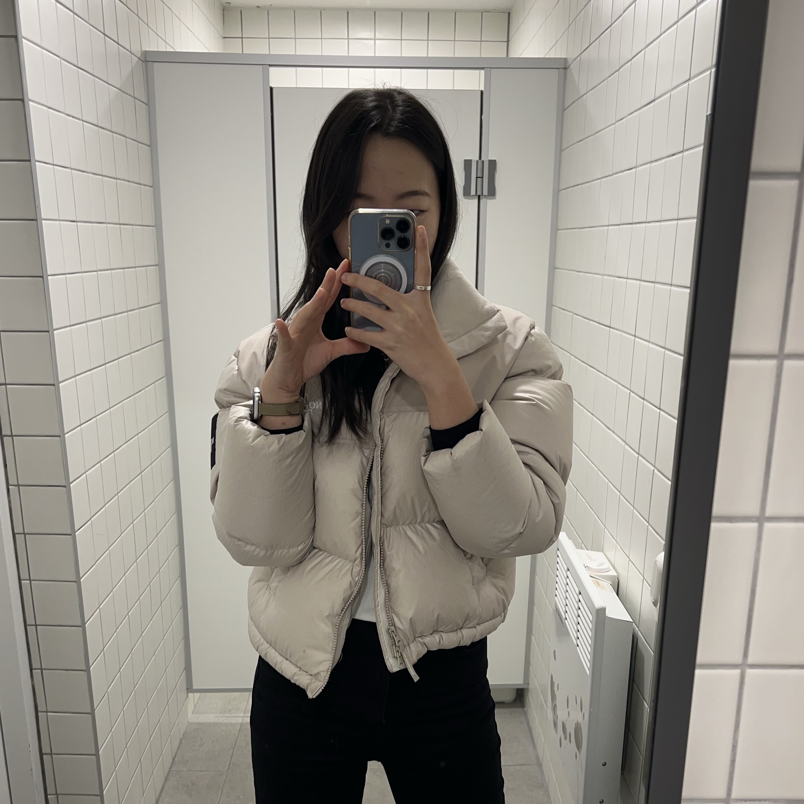 (W) On Running Cloud 5 All Black, (W) The North Face White Label Novelty Nuptse Down Jacket Cream Beige 착용 스타일 - 2