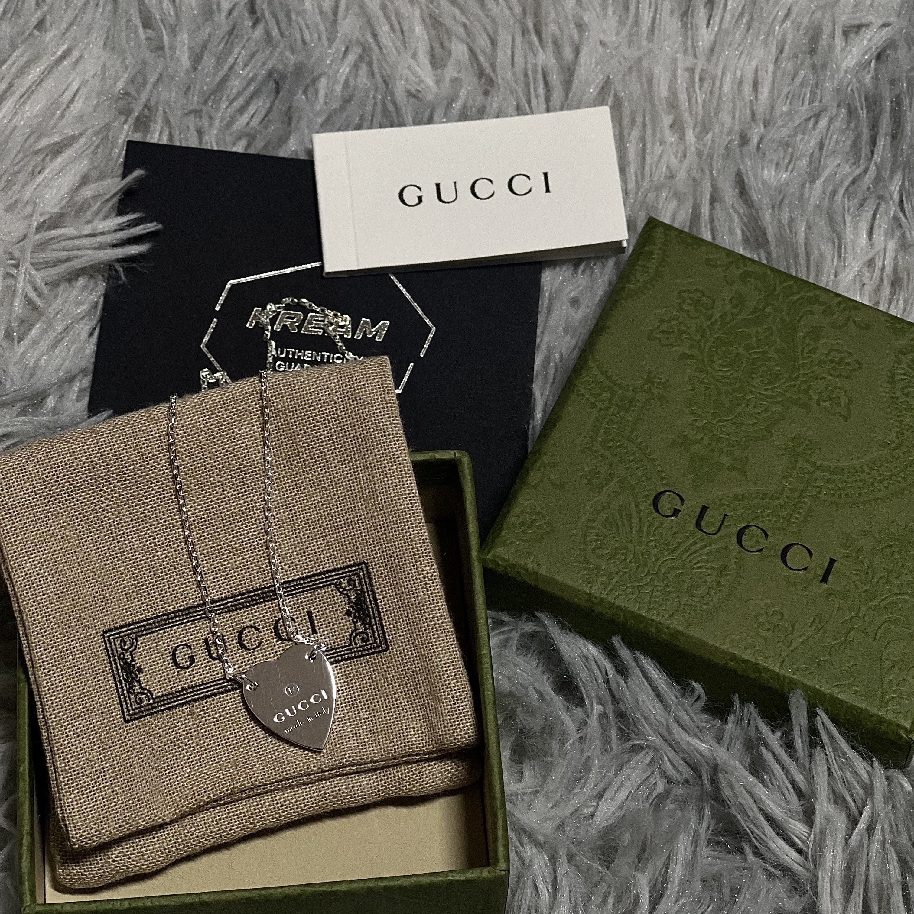 Gucci Trademark Heart Pendant Necklace Silver 착용 스타일
